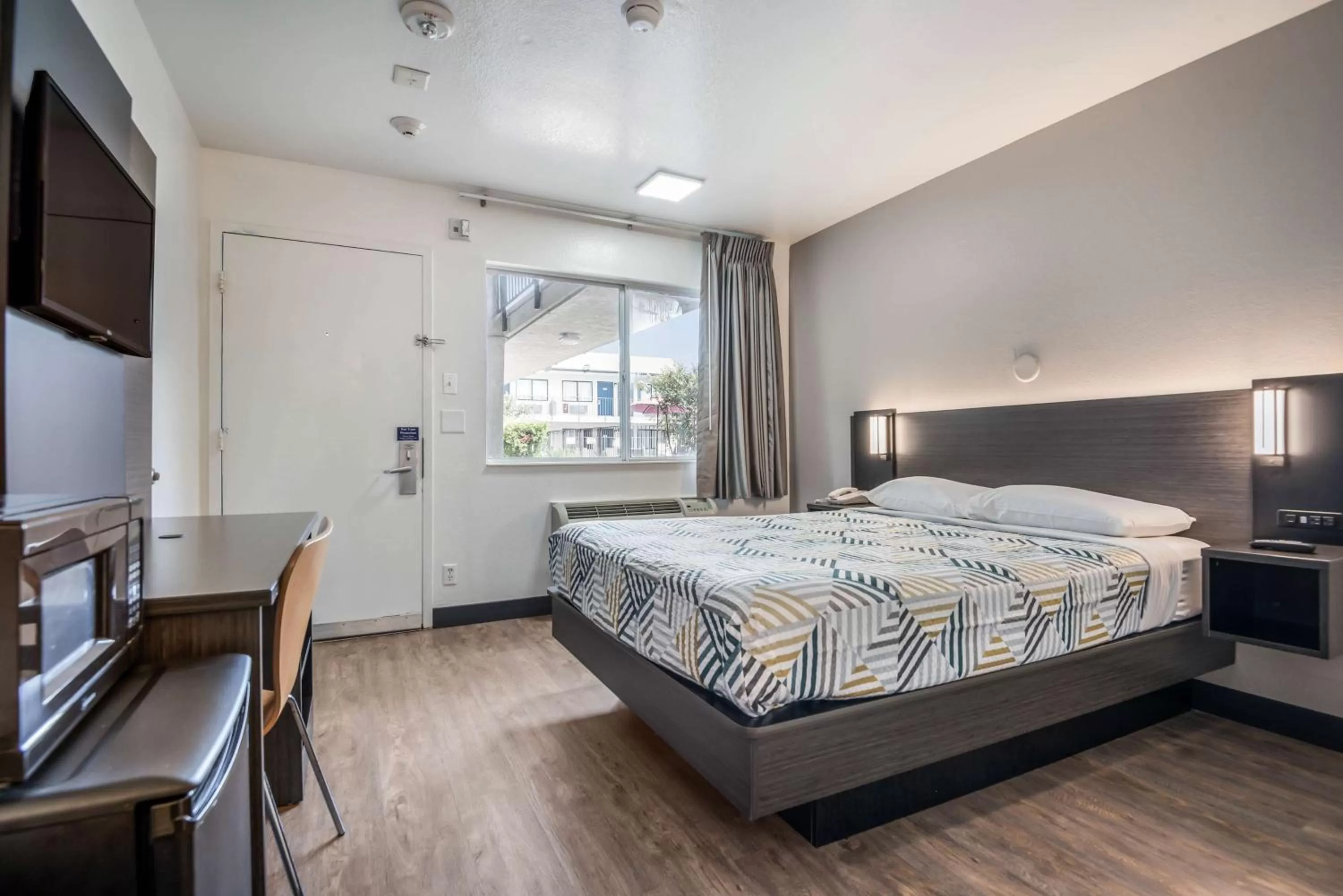 Photo of the whole room, Bed in Motel 6-College Station, TX - Bryan