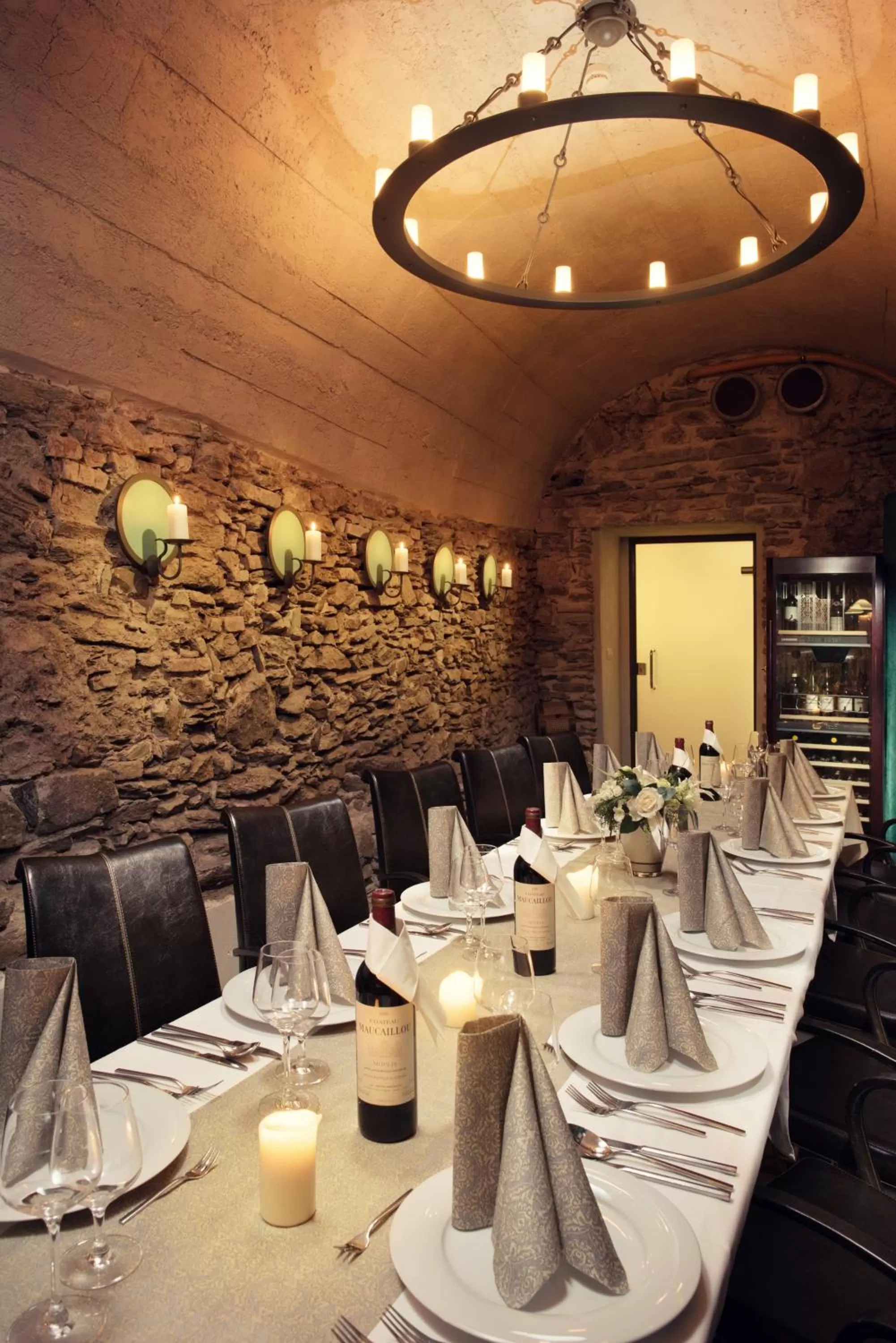 Restaurant/places to eat in Hotel Ambassador