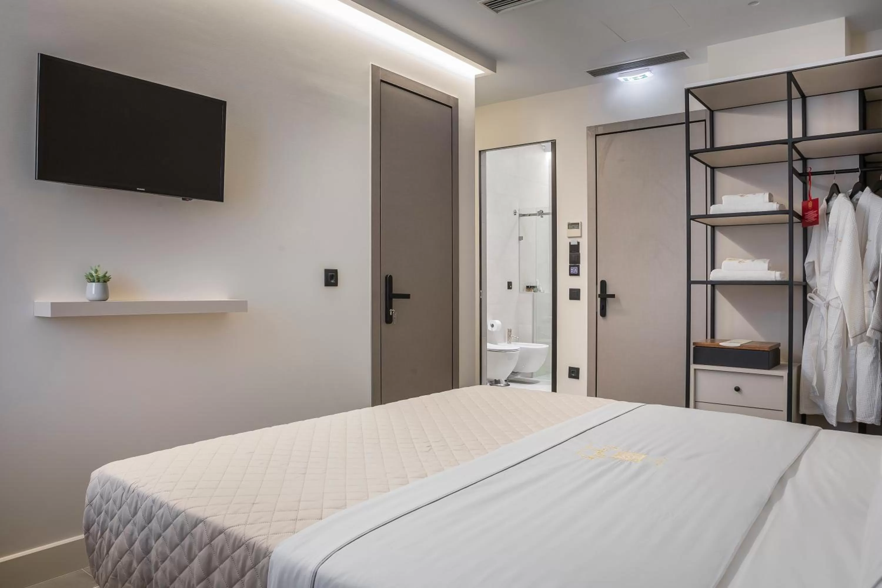 TV and multimedia, Bed in Royalty Hotel Athens