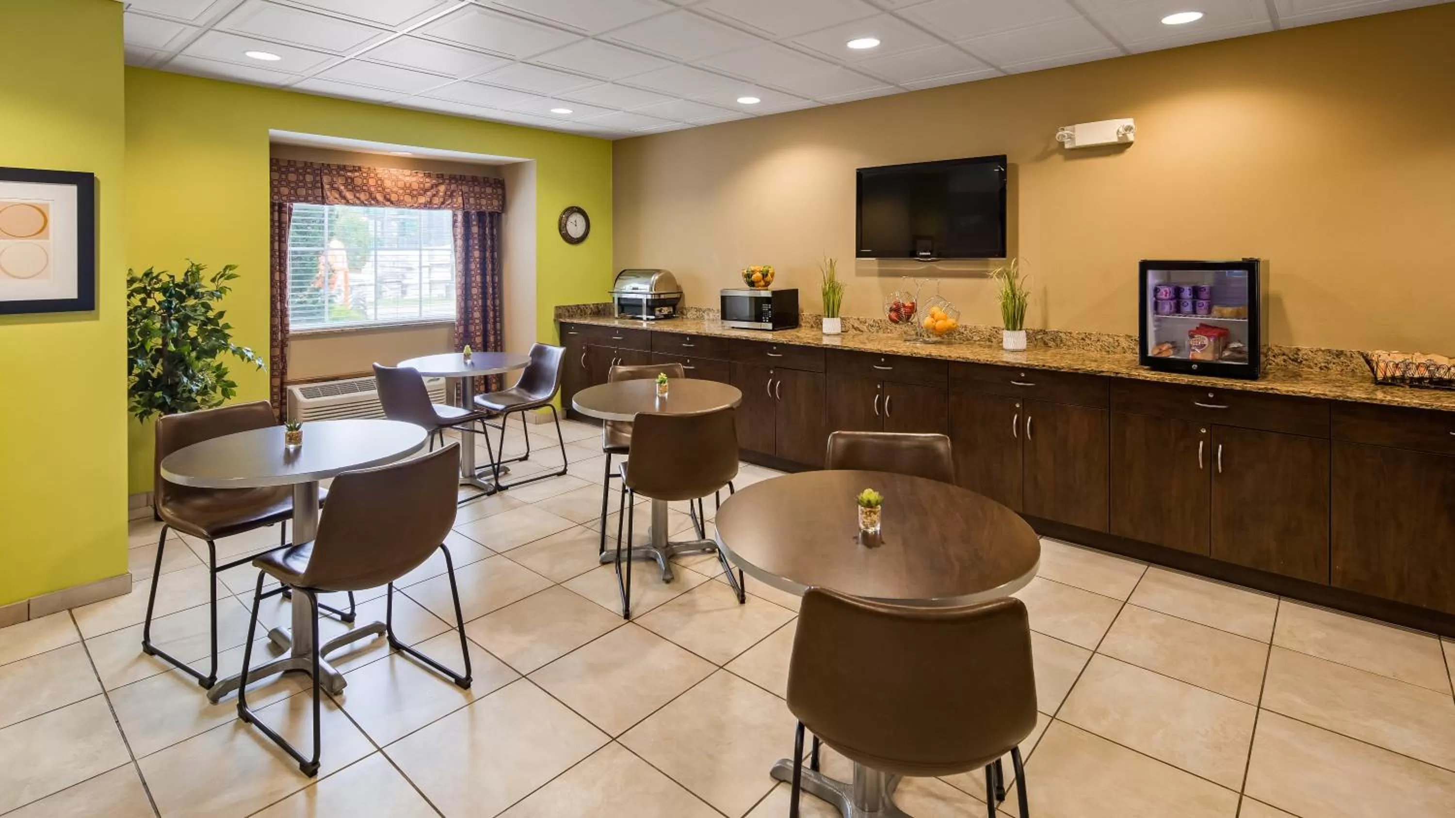 Restaurant/places to eat in SureStay Plus Hotel by Best Western Buckhannon