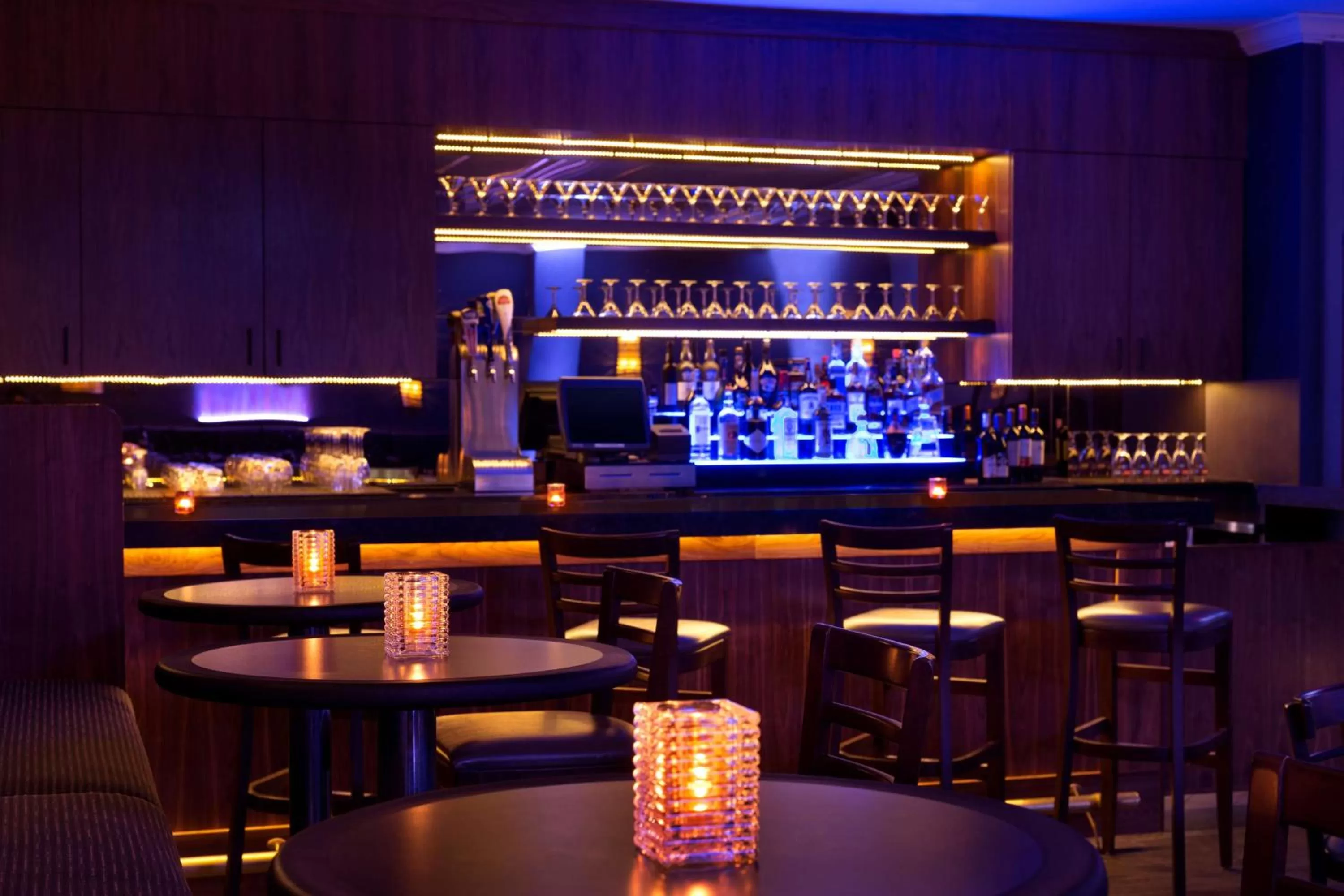 Lounge or bar in DoubleTree Suites by Hilton Hotel Boston - Cambridge