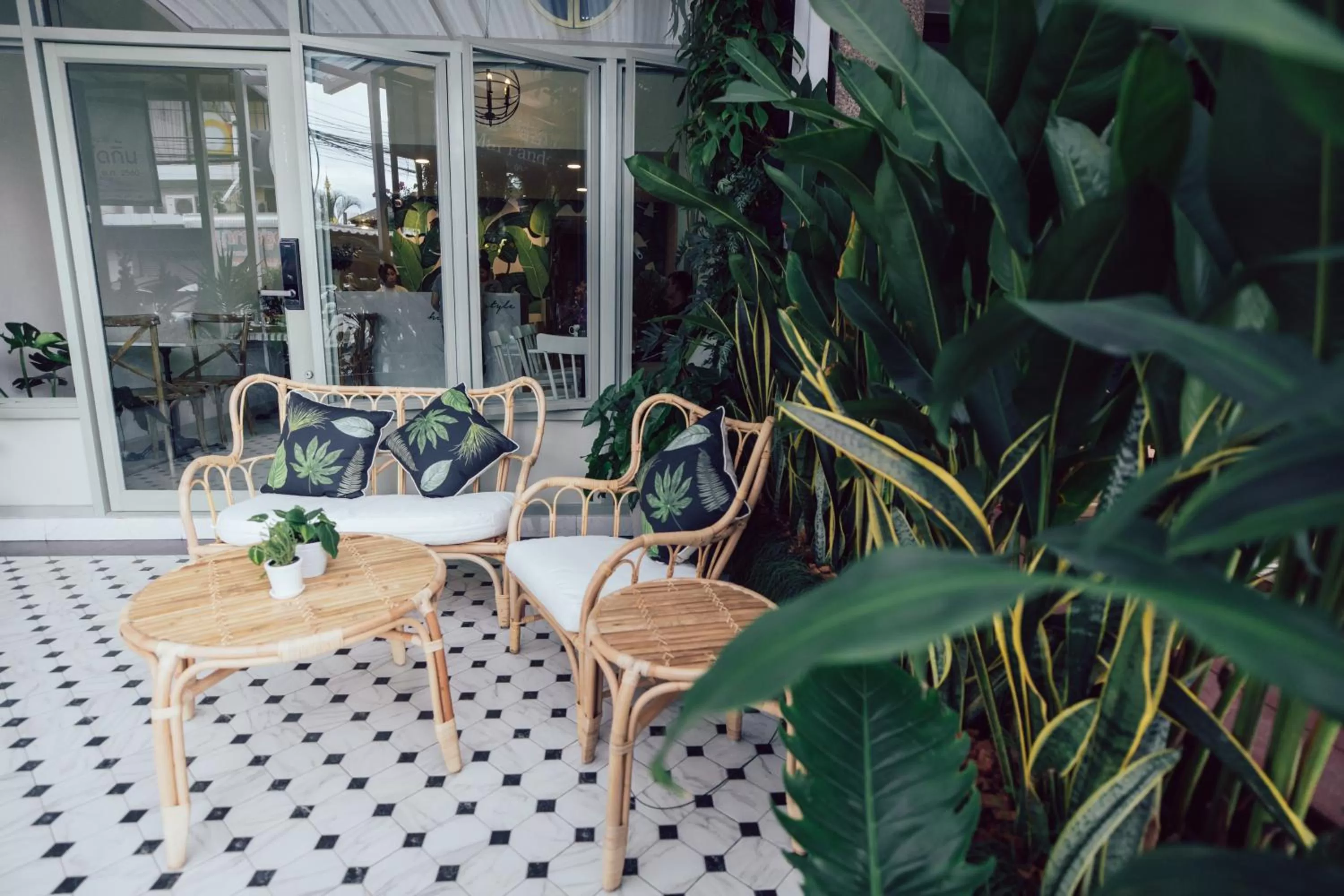 Facade/entrance in J's Cafe and Poshtel