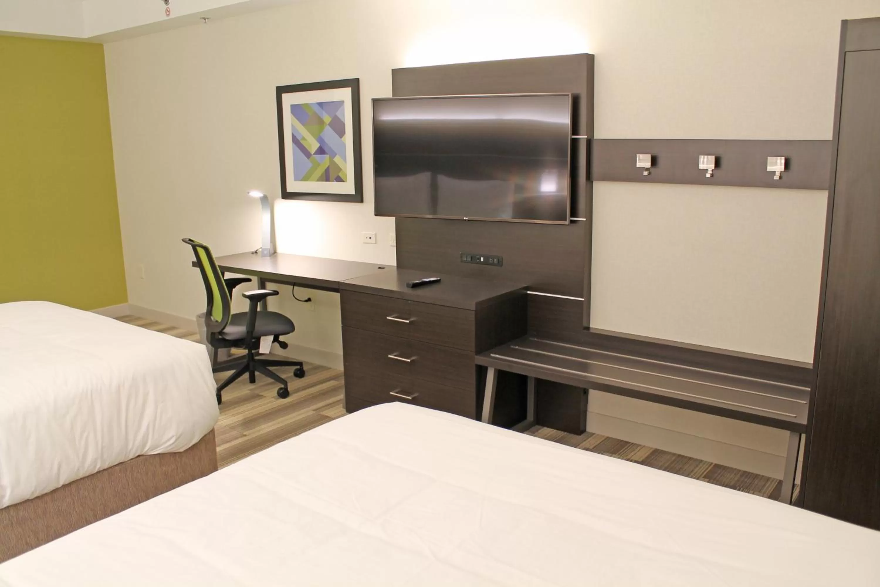 Photo of the whole room, Bed in Holiday Inn Express & Suites - St. Louis South - I-55 by IHG