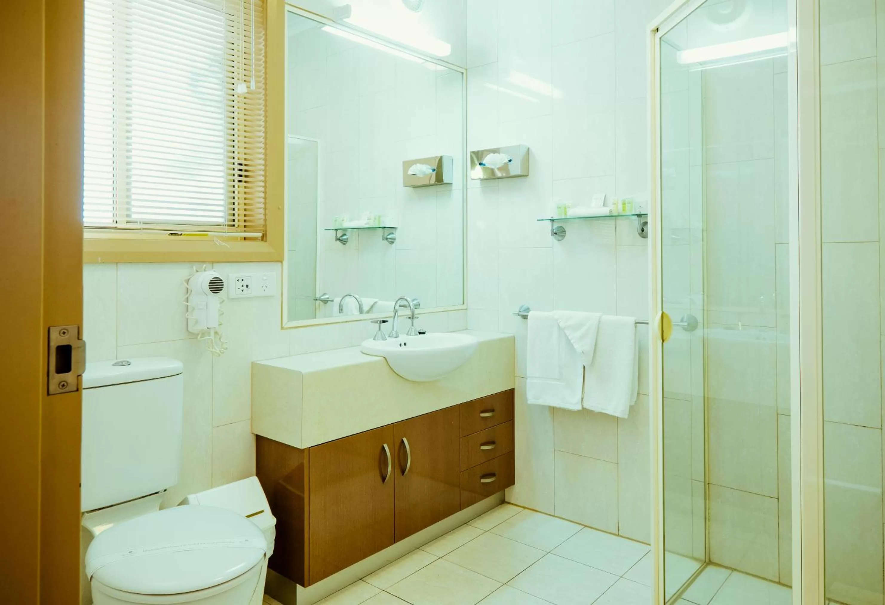 Bathroom in Club Motor Inn