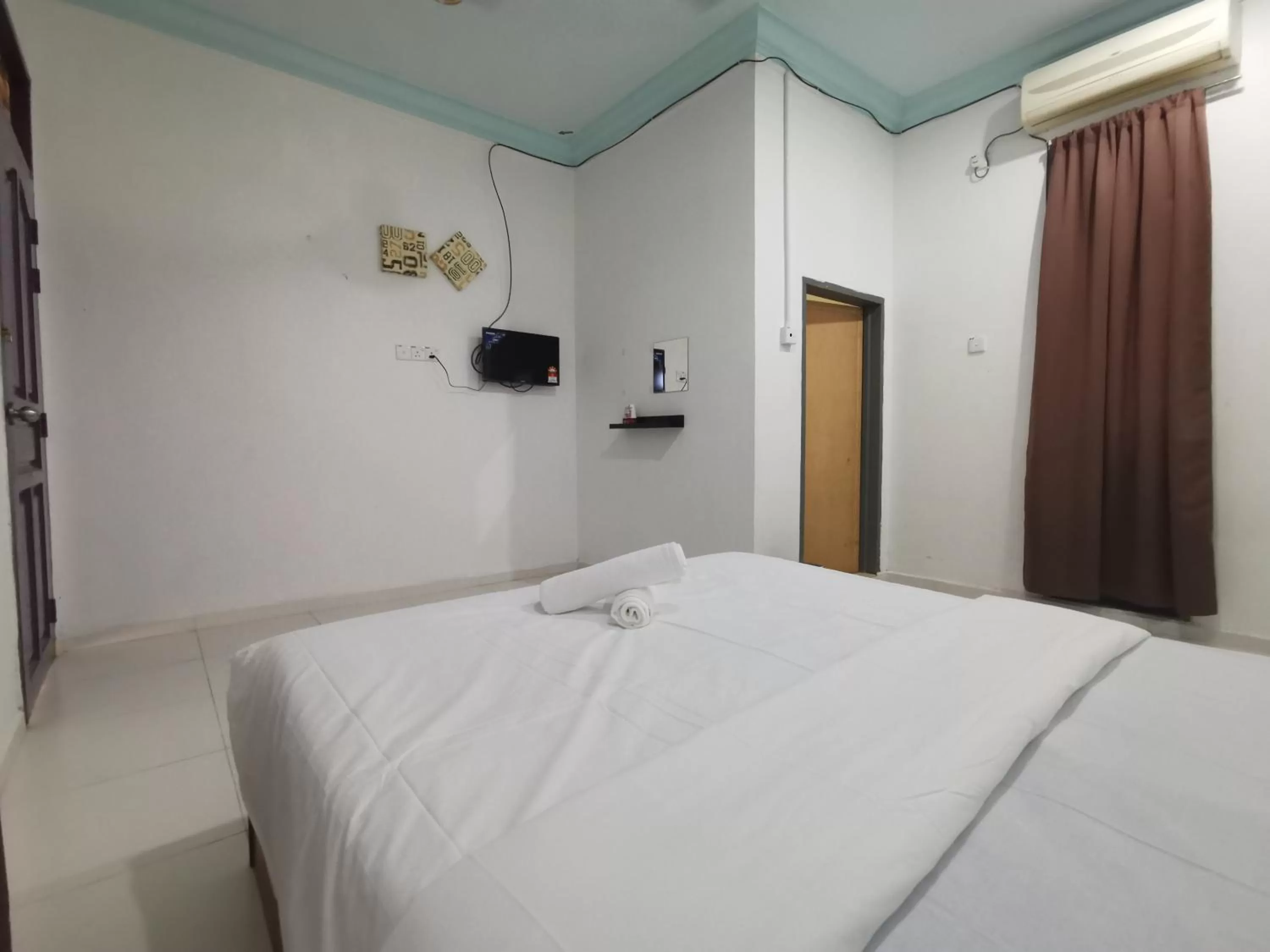 Photo of the whole room, Bed in RVH Kuala Terengganu