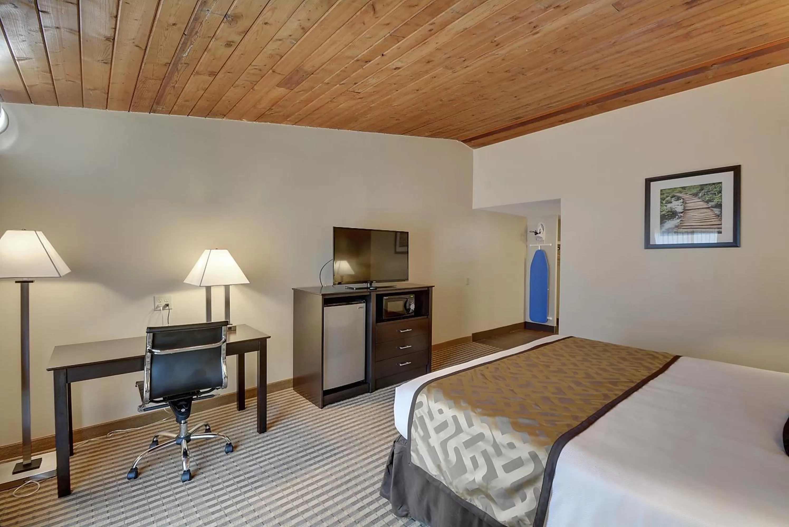 Bedroom, Bed in The Putney Inn