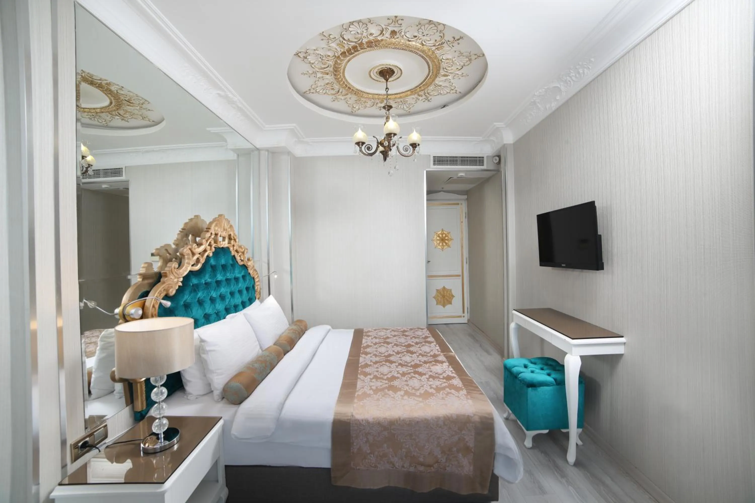 Photo of the whole room, Bed in White Monarch Hotel