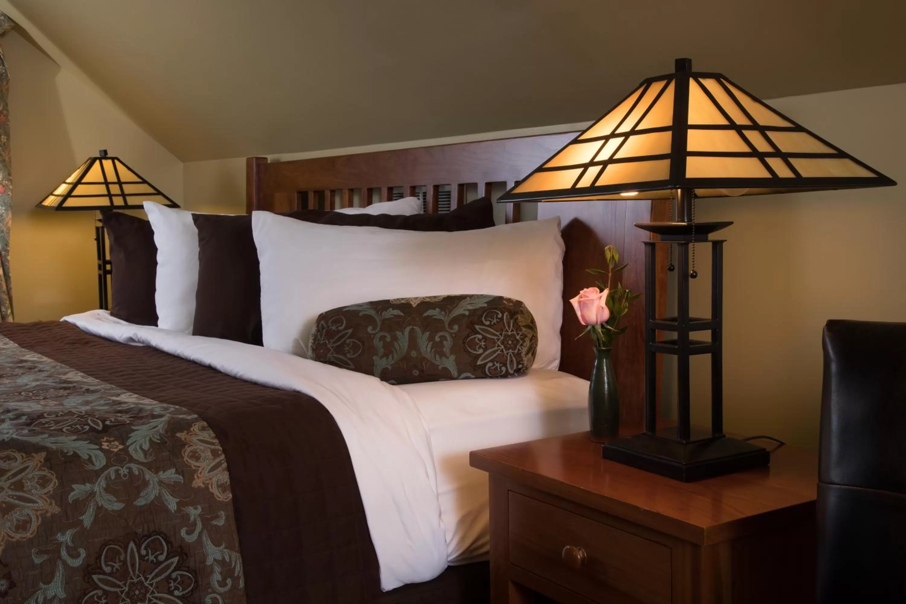 Bed in Lake Pointe Inn