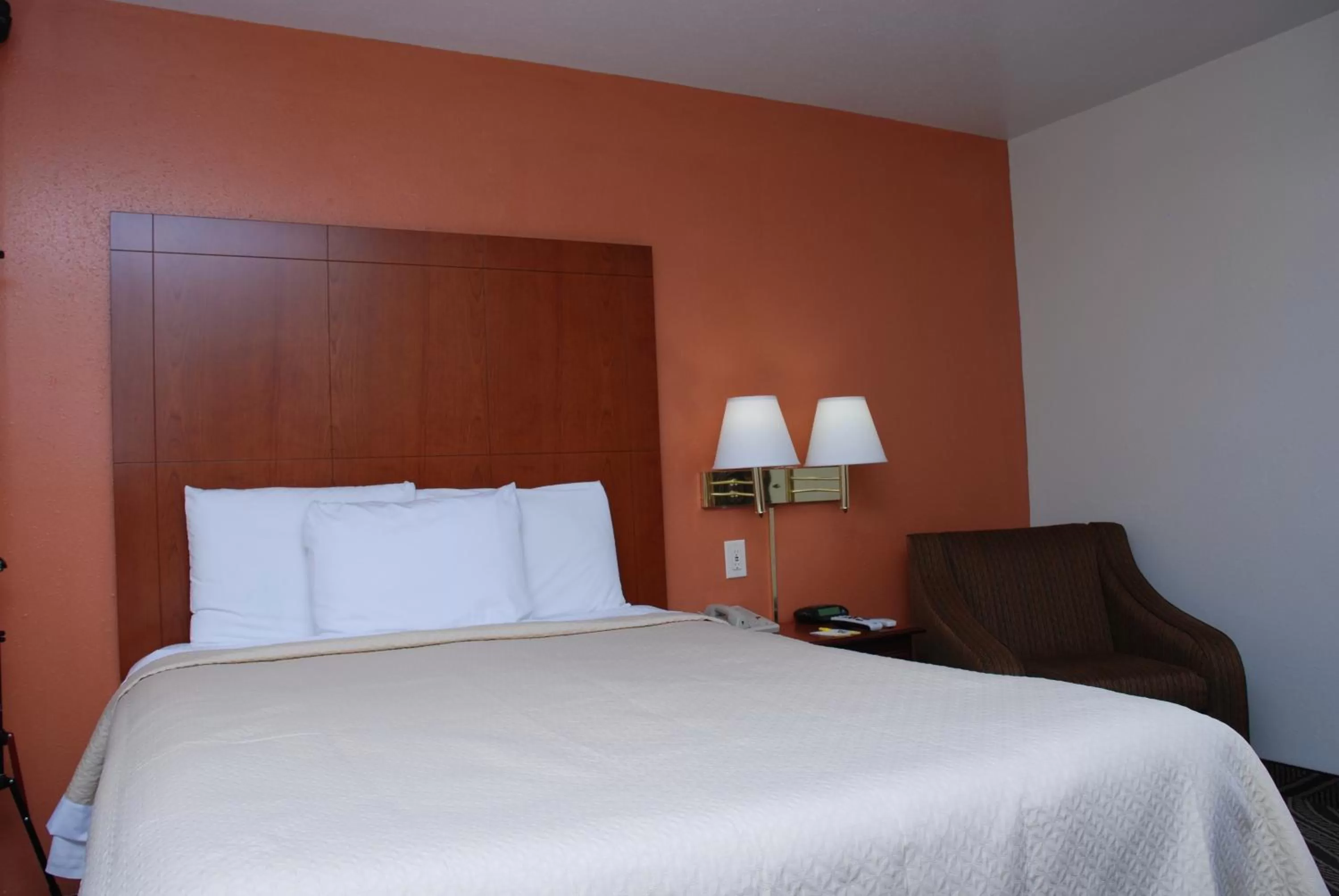 Bed in Days Inn by Wyndham Dyersburg
