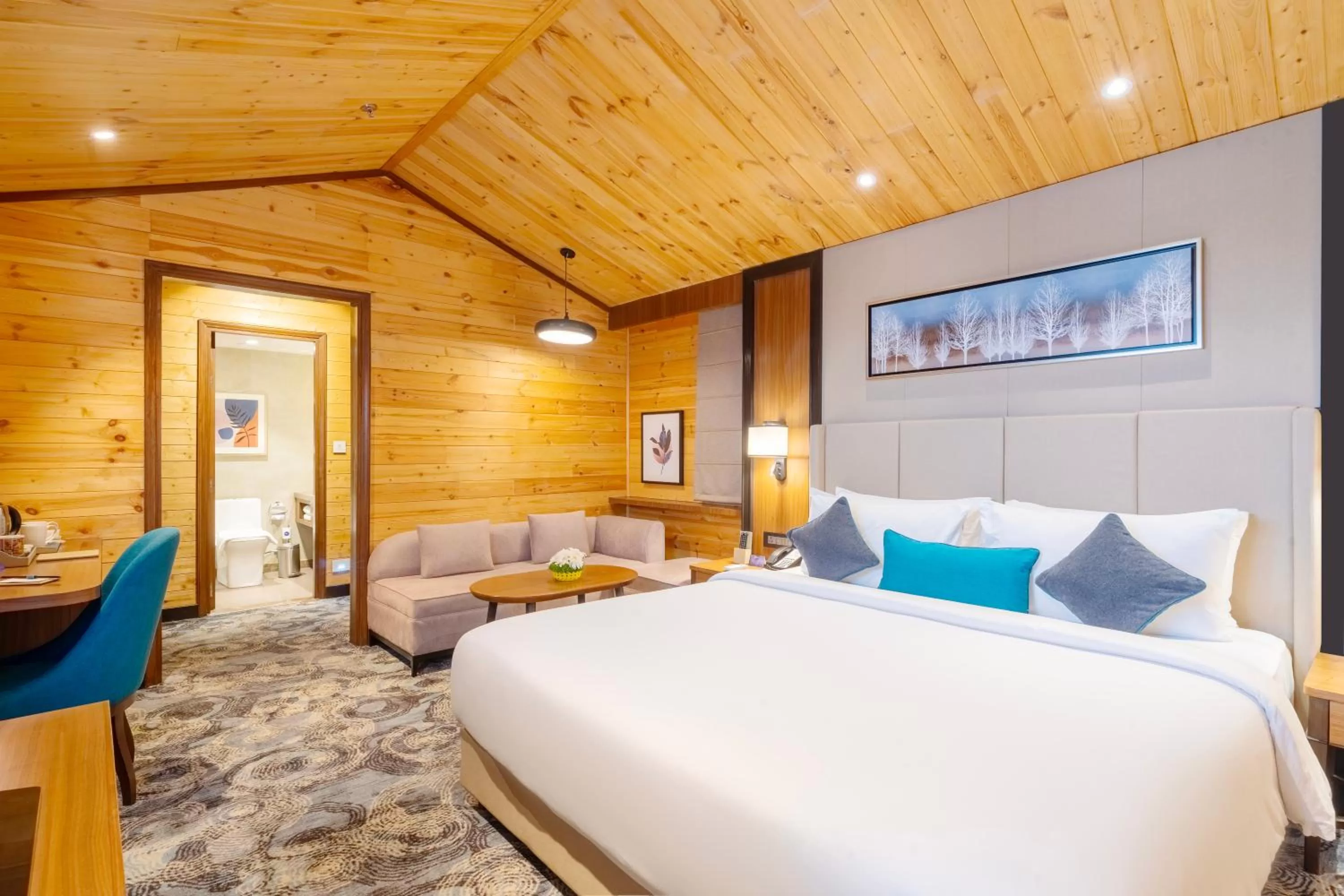 Bed in Radisson Blu Resort Dharamshala