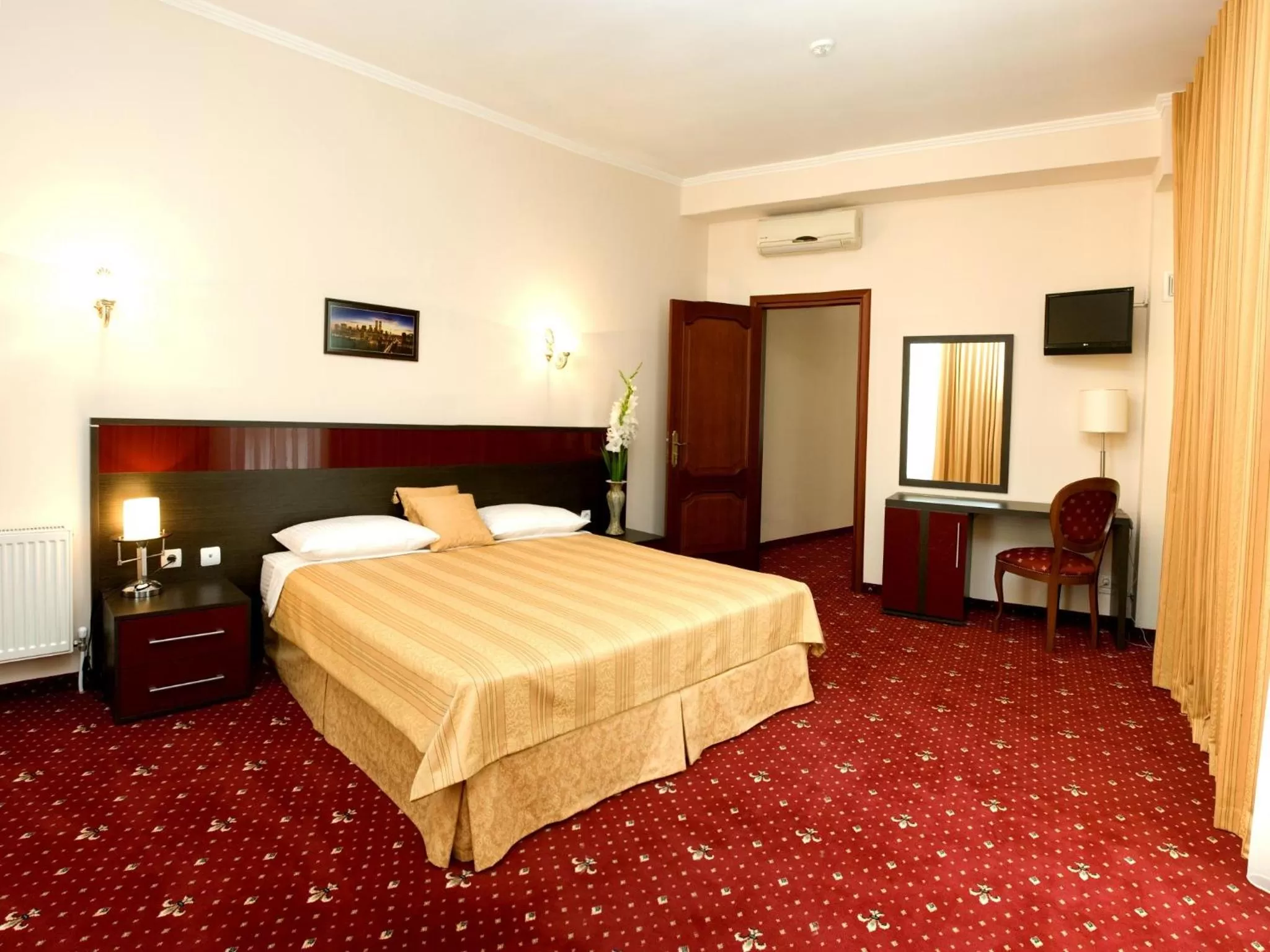 Bed in Manhattan Hotel & Restaurant