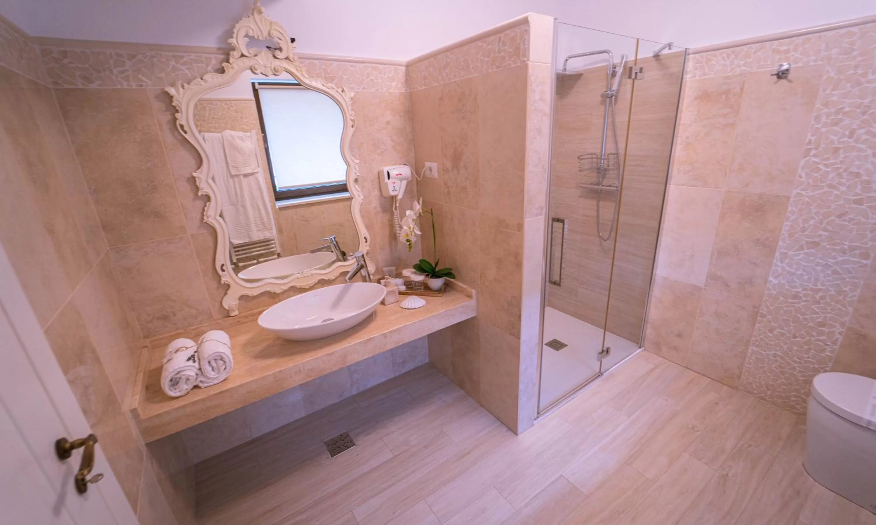 Shower in Gradinile Romane