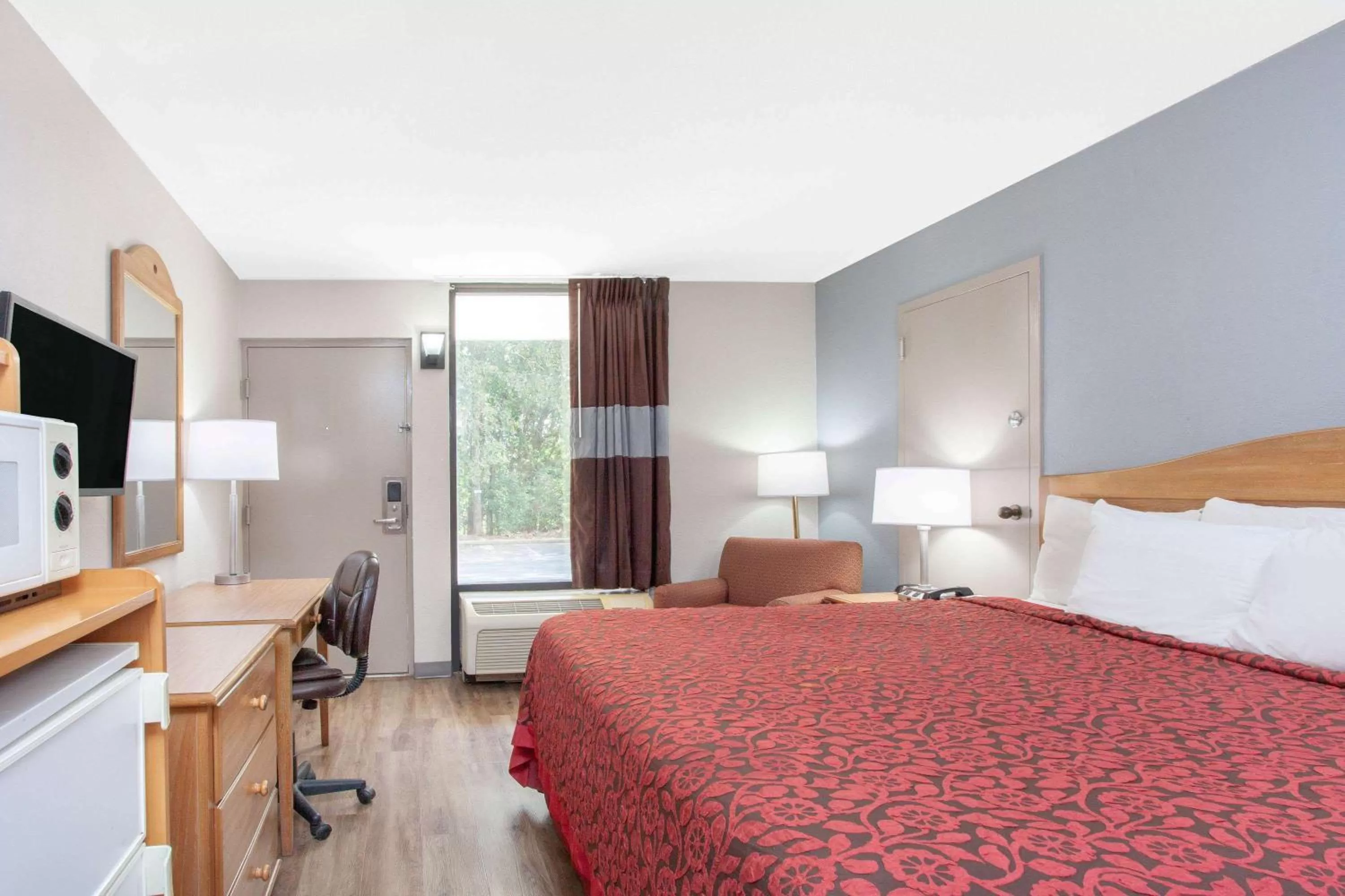 Photo of the whole room, Bed in Days Inn by Wyndham Clinton - Laurens I-26