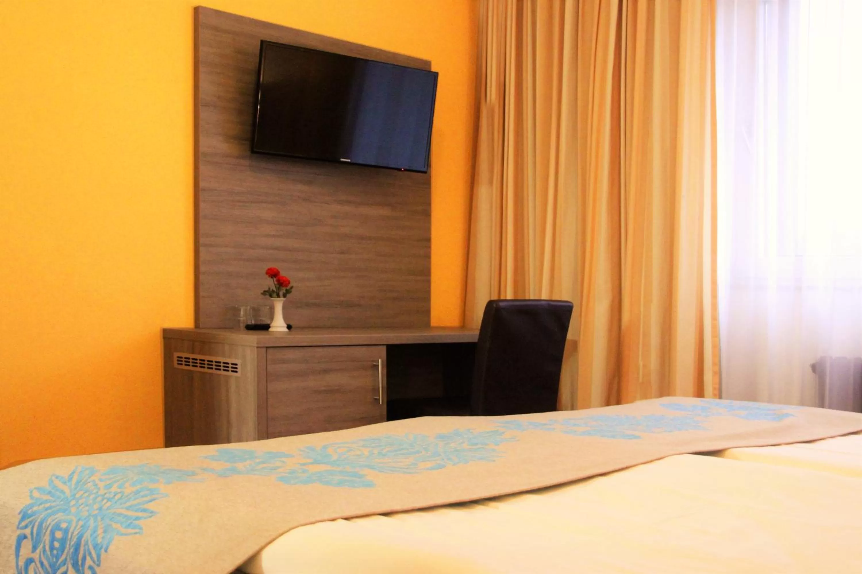 Bed, TV/Entertainment Center in Hotel Lorien