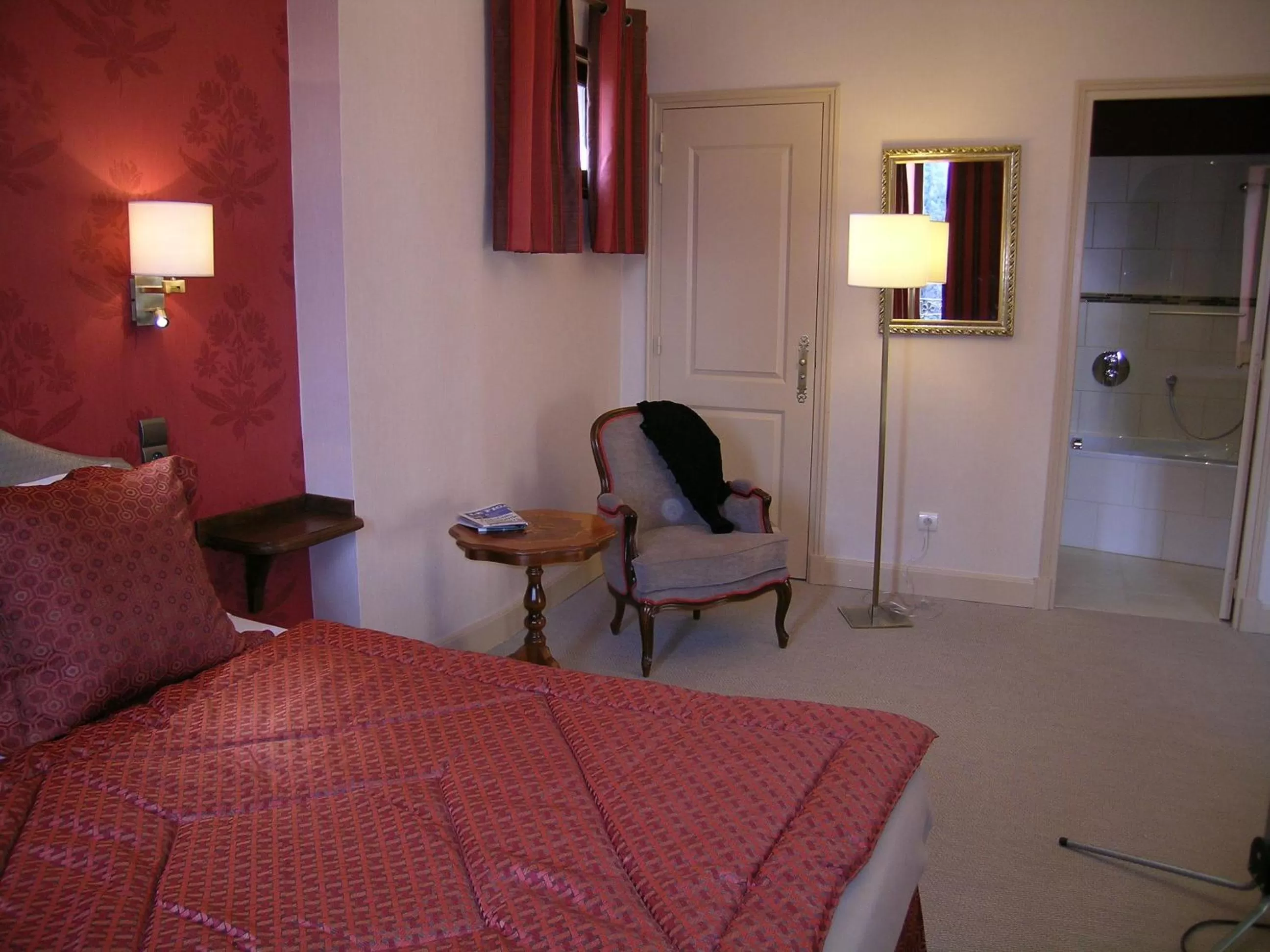 Photo of the whole room, Bed in Cit'Hotel Sphinx - Hotel