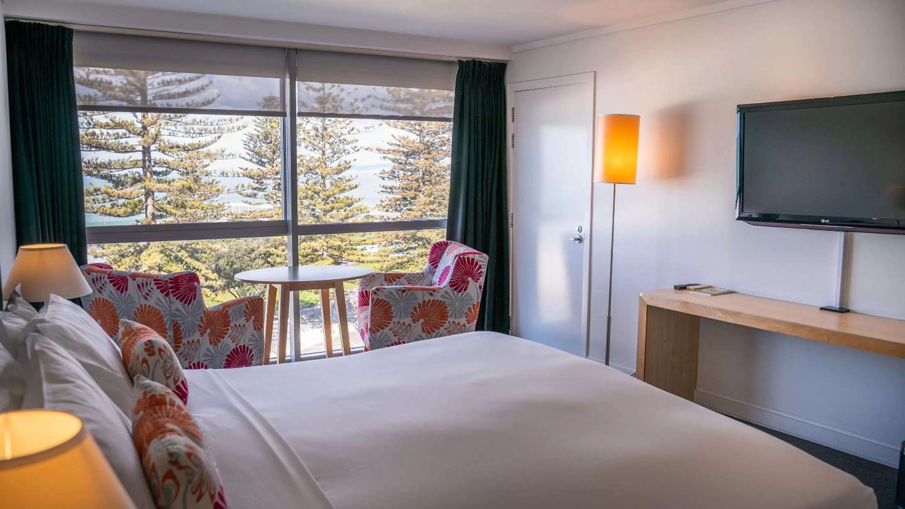 Photo of the whole room, Bed in Scenic Hotel Te Pania