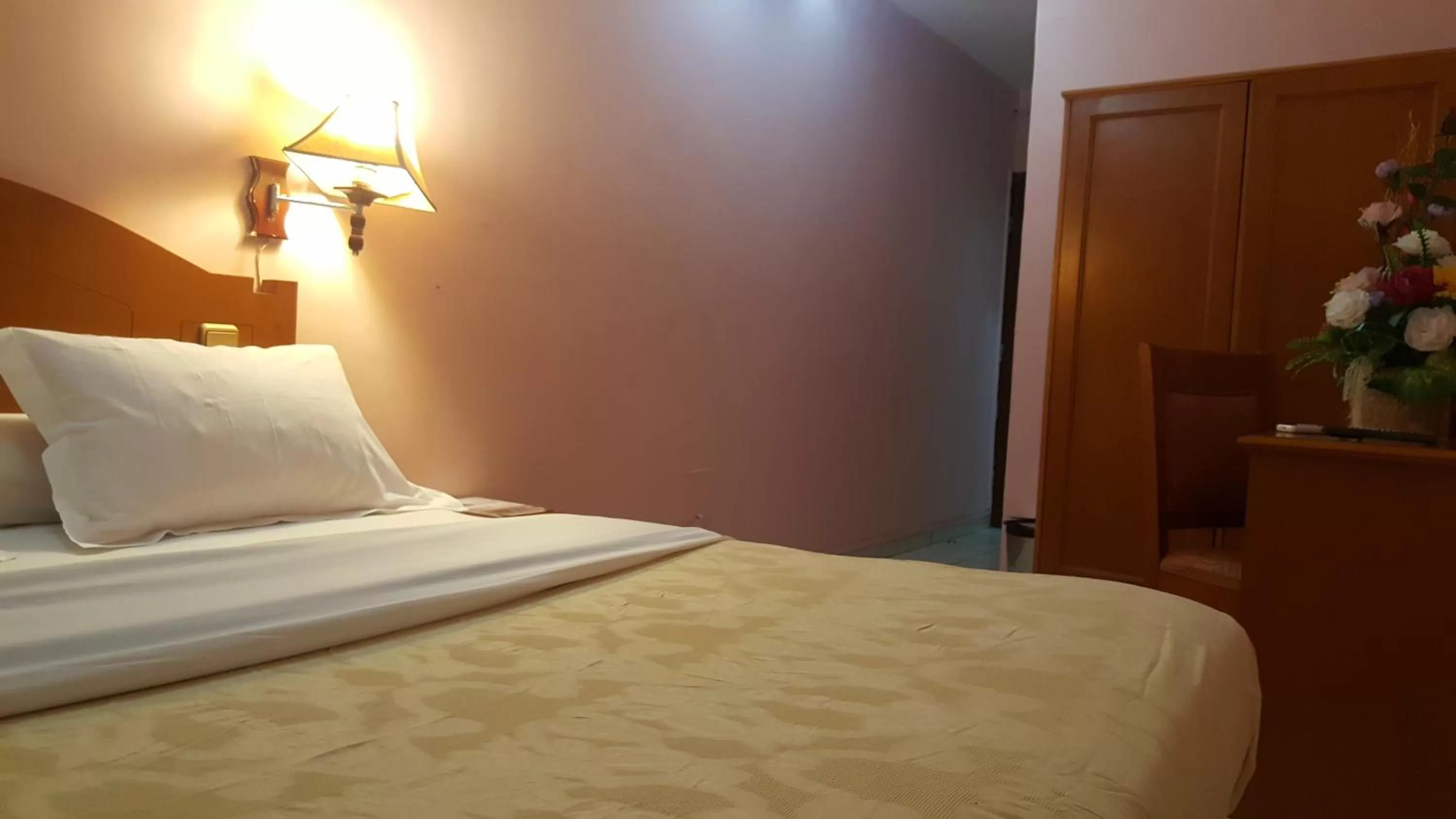 Bed in Peninsula Hotel Douala