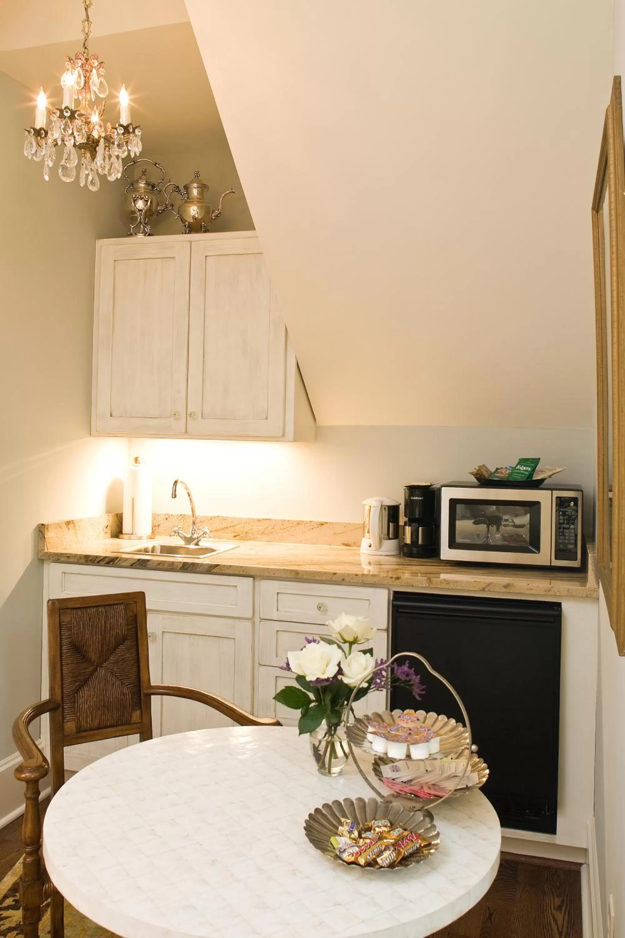 Kitchen or kitchenette, Kitchen/Kitchenette in Black Walnut B&B Inn