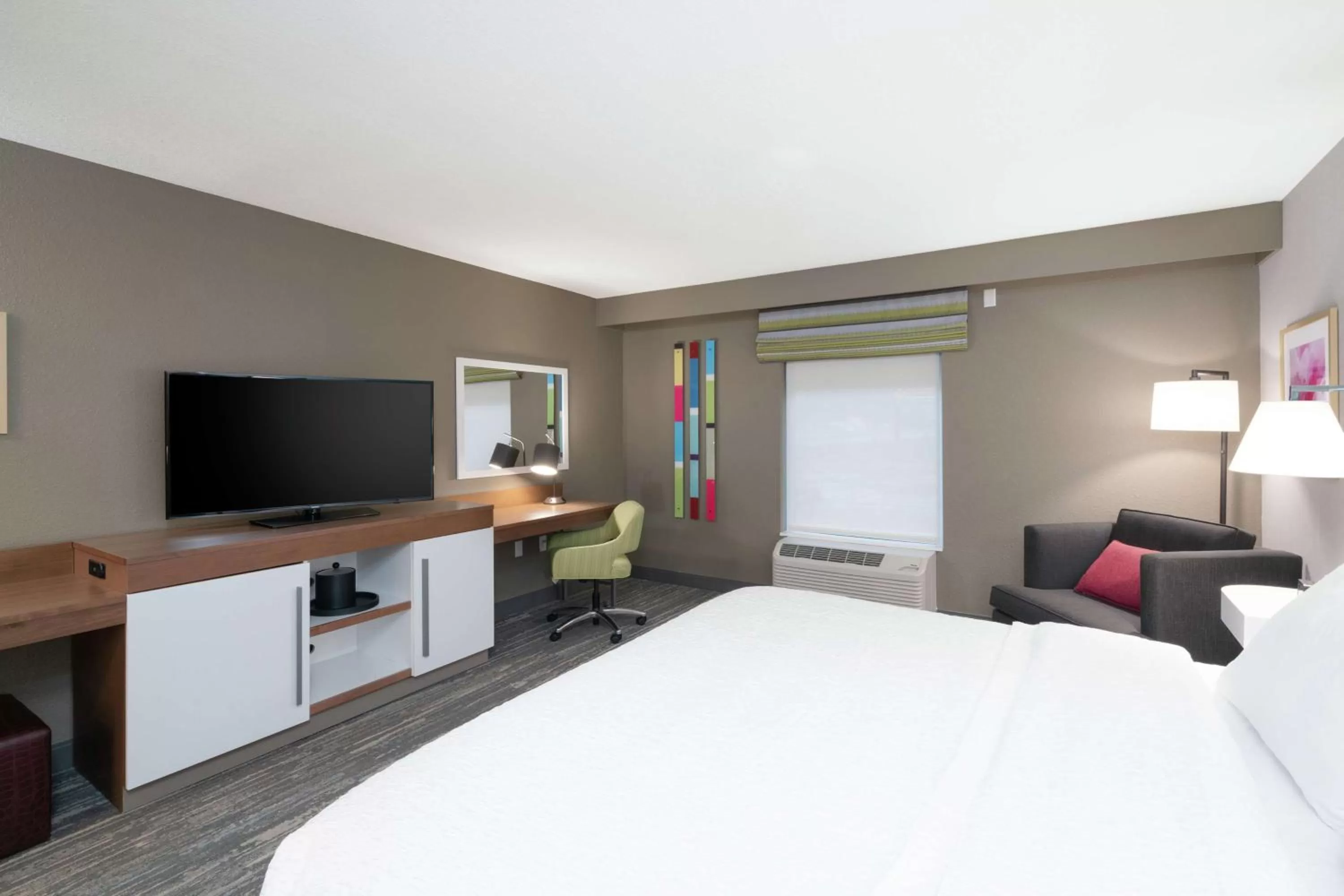 Bedroom, Bed in Hampton Inn Weston, WV