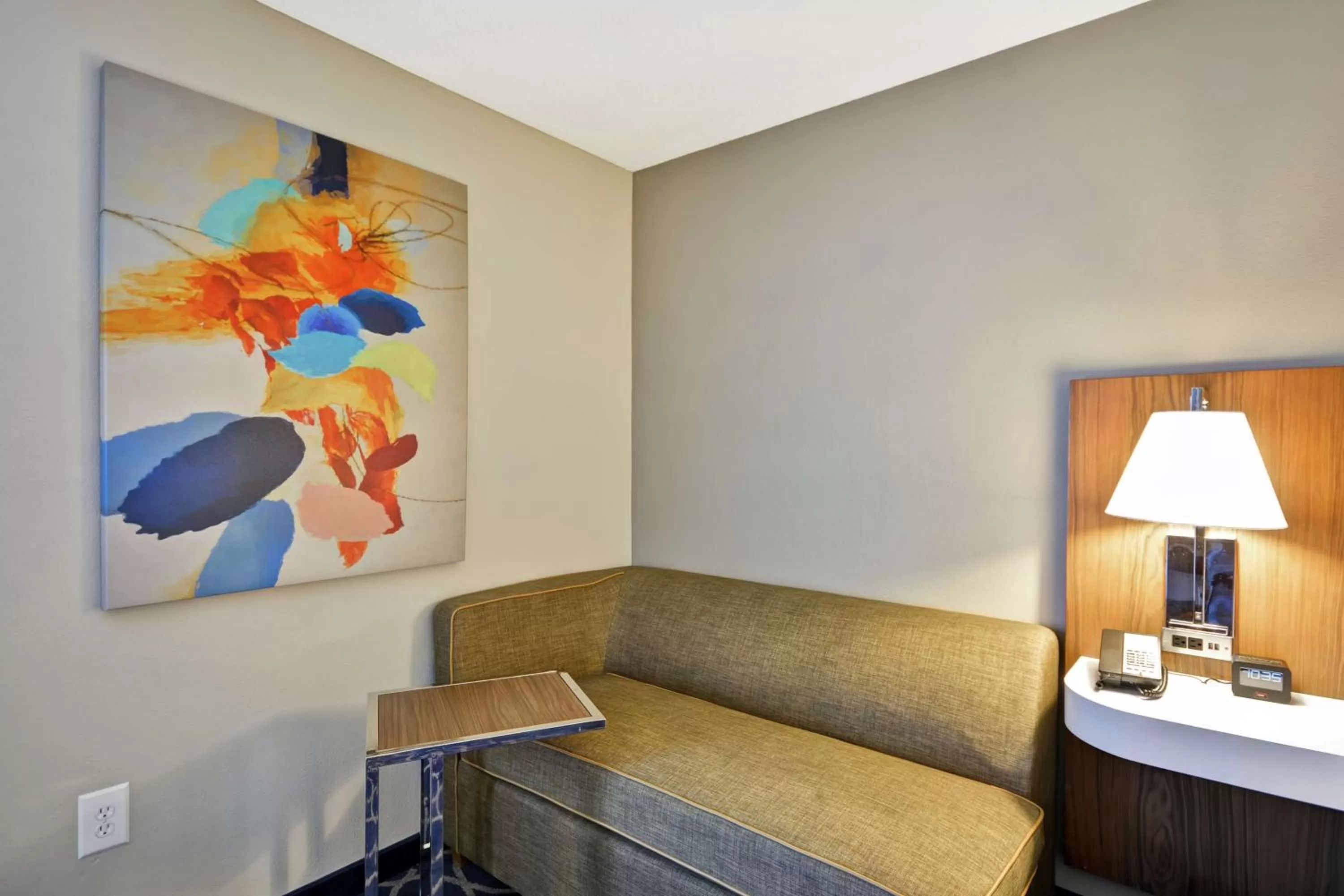 Living room in Hampton Inn Auburn