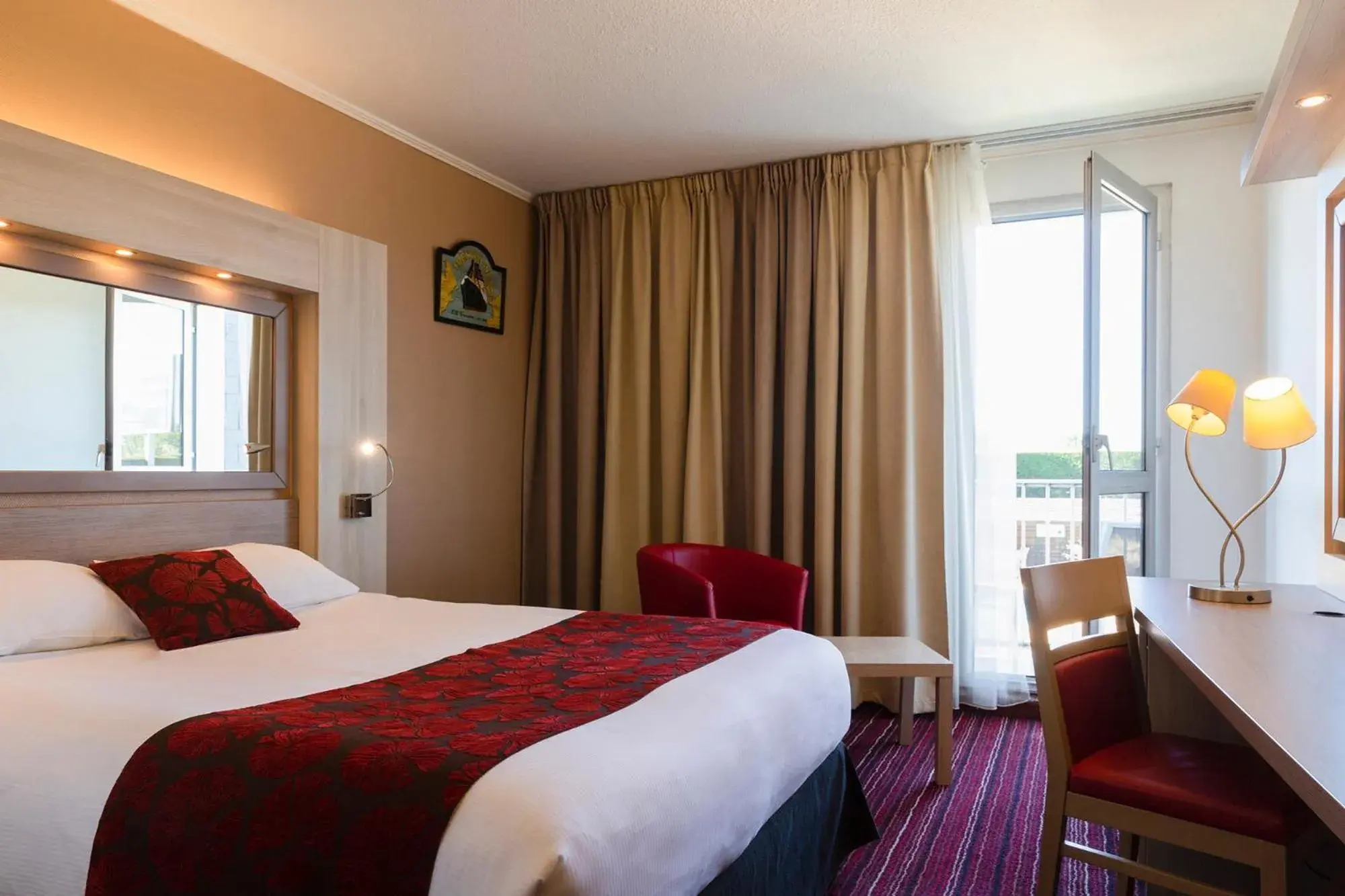 Double Room with Balcony in The Originals Boutique, Hôtel Aquilon, Saint-Nazaire Double Room with Balcony in The Originals Boutique, Hôtel Aquilon, Saint-Nazaire