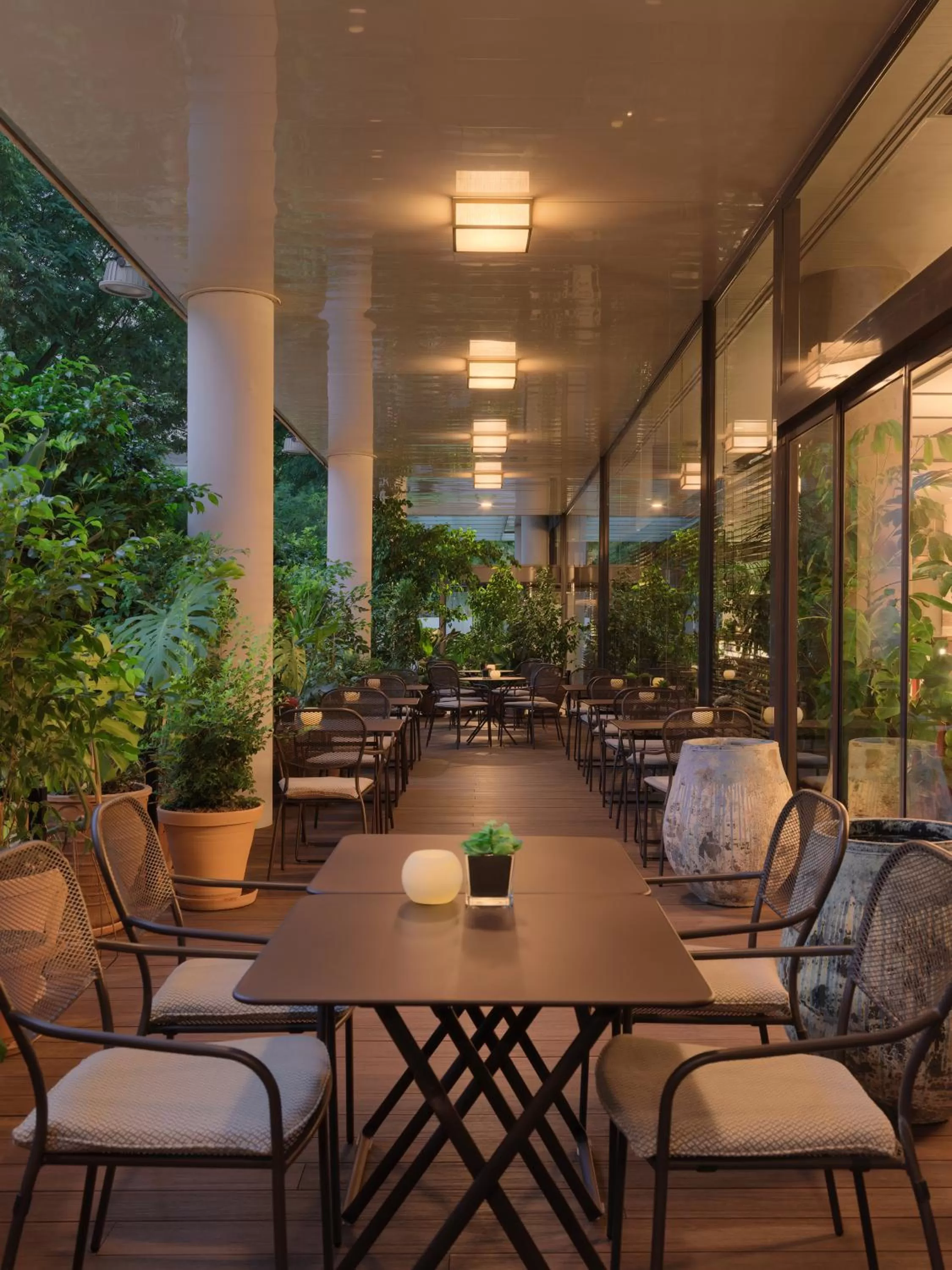 Lounge or bar in H10 Marina Barcelona