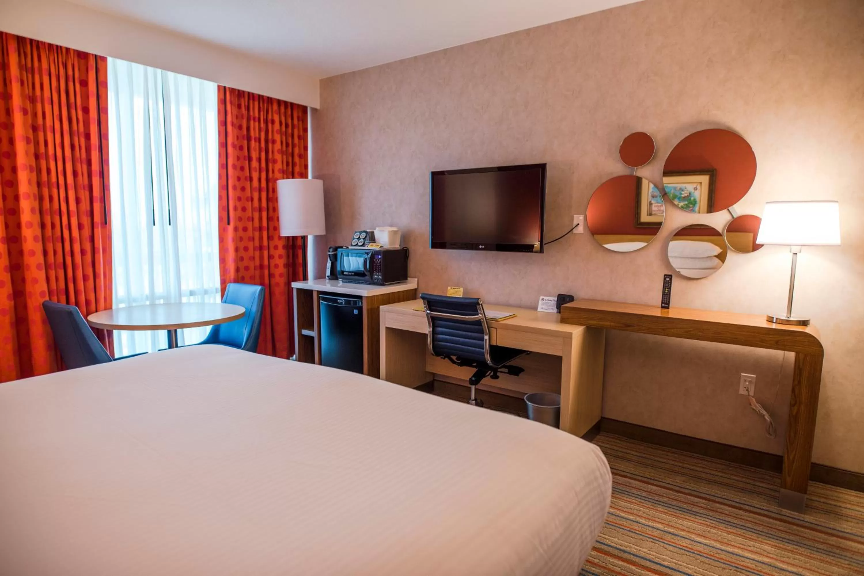Bed in Howard Johnson by Wyndham Anaheim Hotel & Water Playground