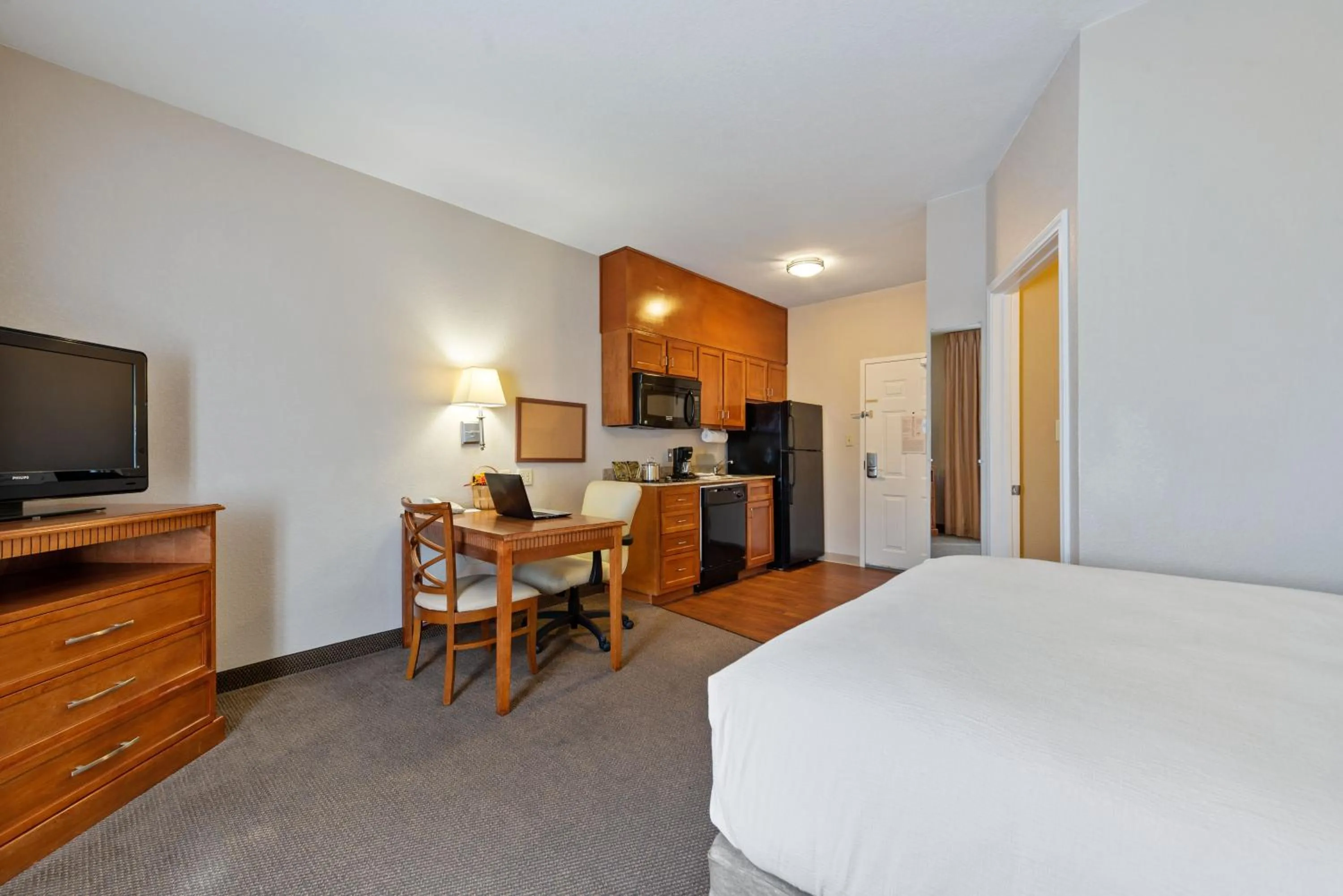 Bed in Extended Stay America Suites - Houston - IAH Airport