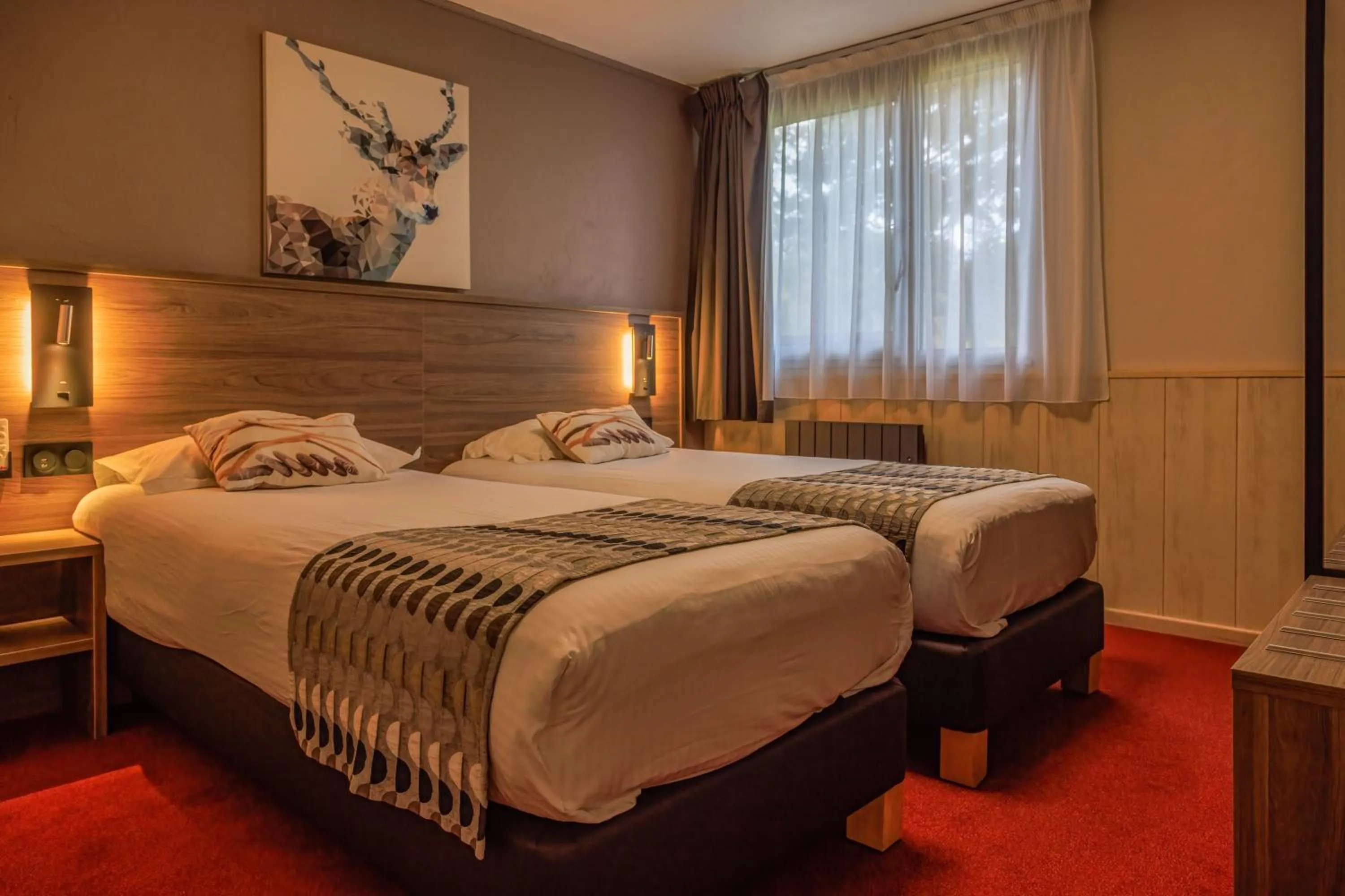 Bed in Logis Hotel Le Lac