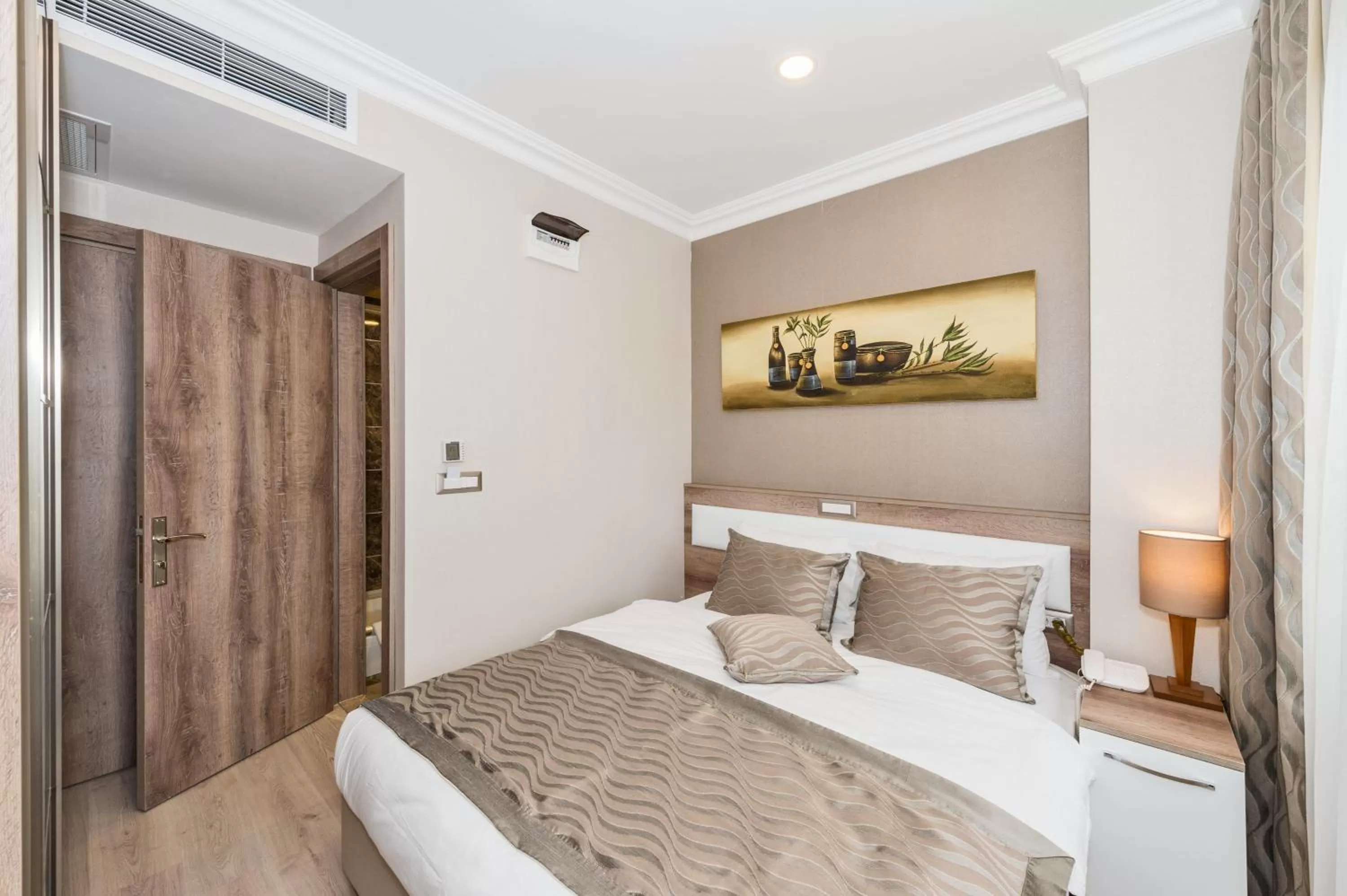 Photo of the whole room, Bed in Alphonse Hotel