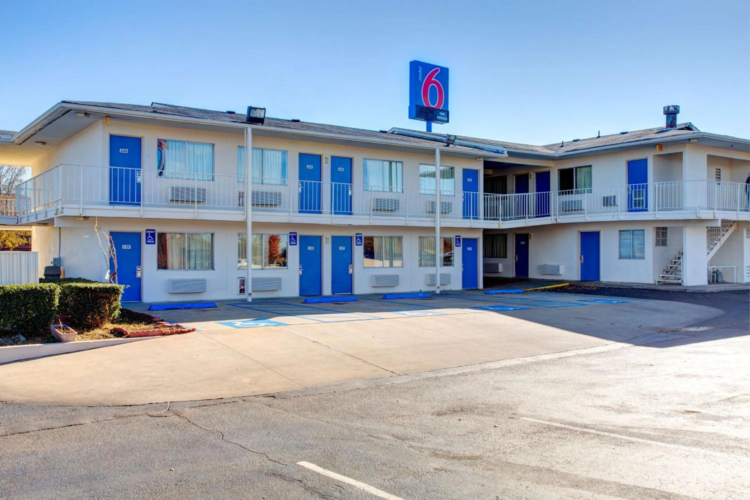 Property building in Motel 6-Murfreesboro, TN