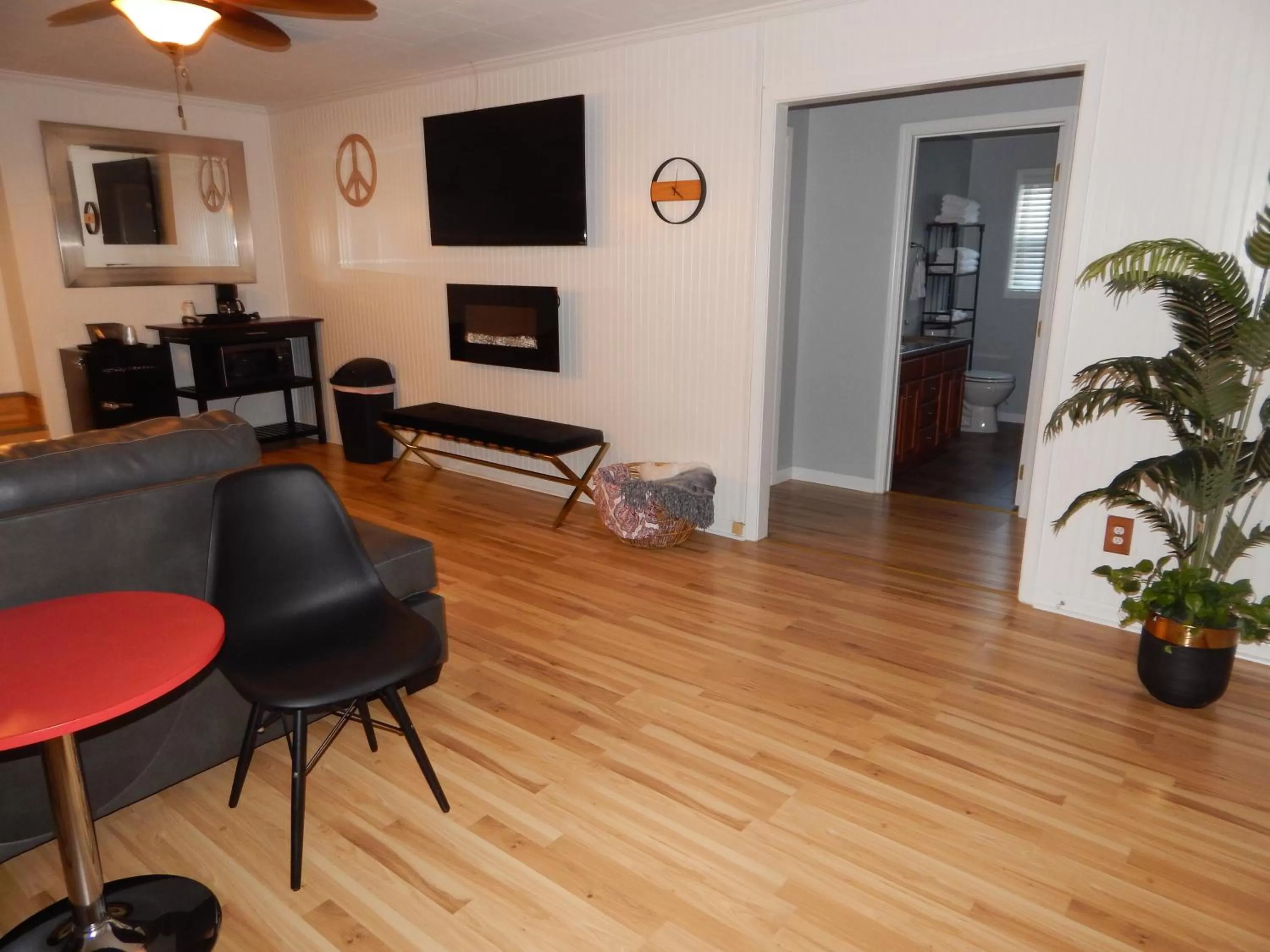 Living room in Sunset Motel