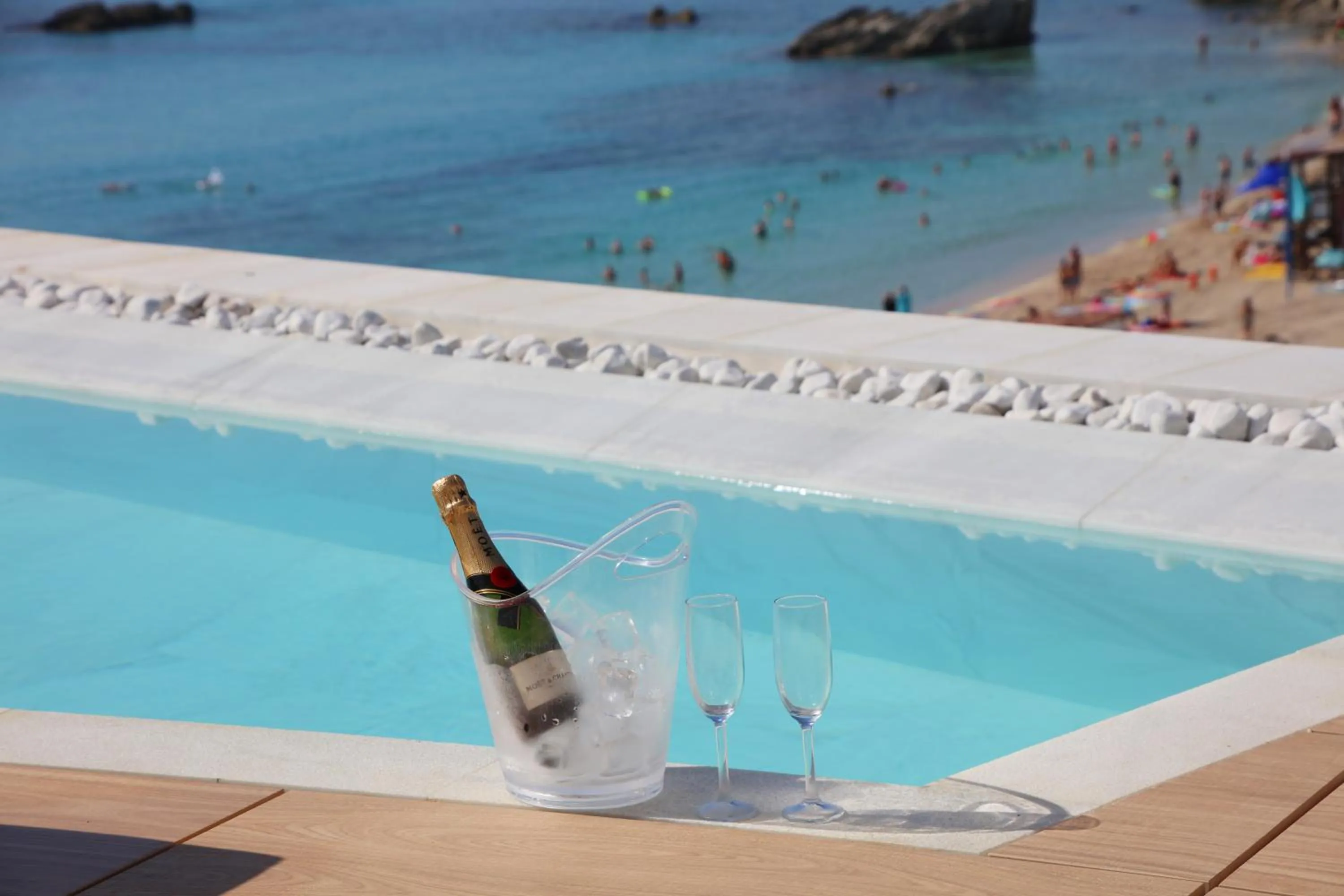 Swimming pool in Hotel Serrano Palace