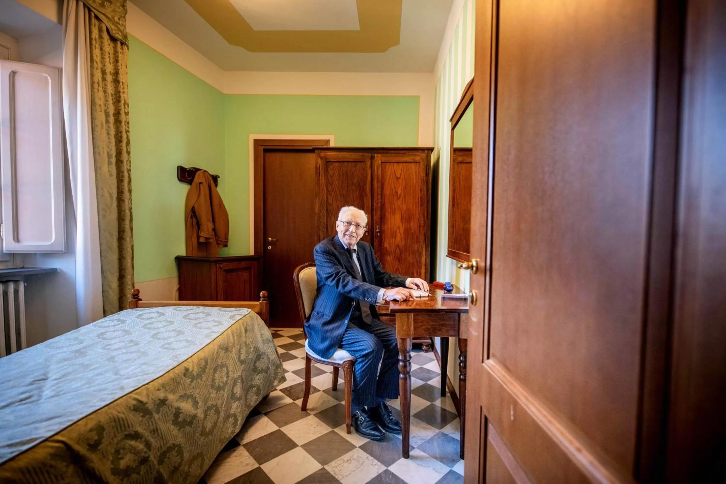 Bed in Park Hotel Regina - with air-condition and outdoor heated pool