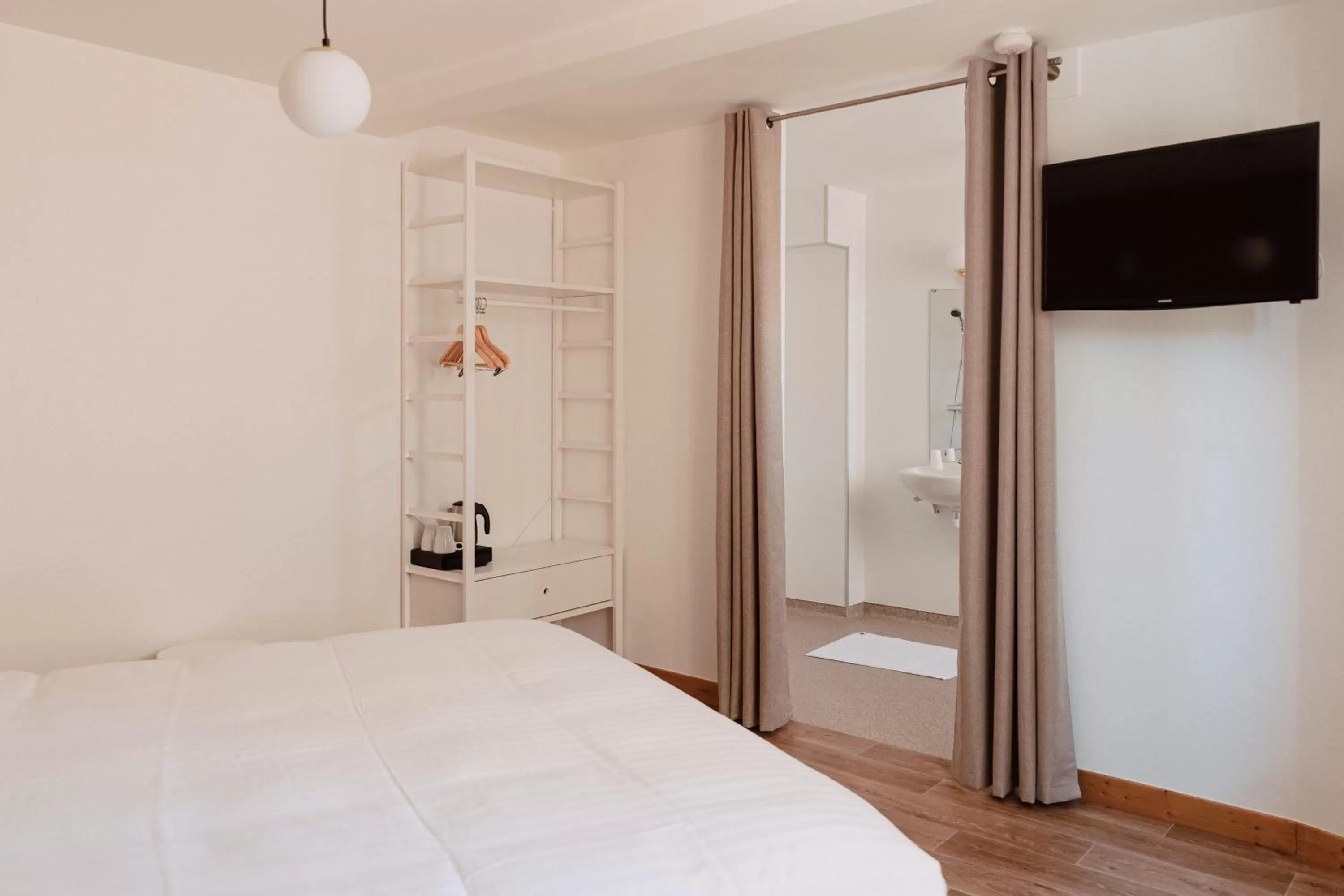 TV/Entertainment Center in Mage hôtels - Hôtel la grenette - Brasserie Bonté Divine