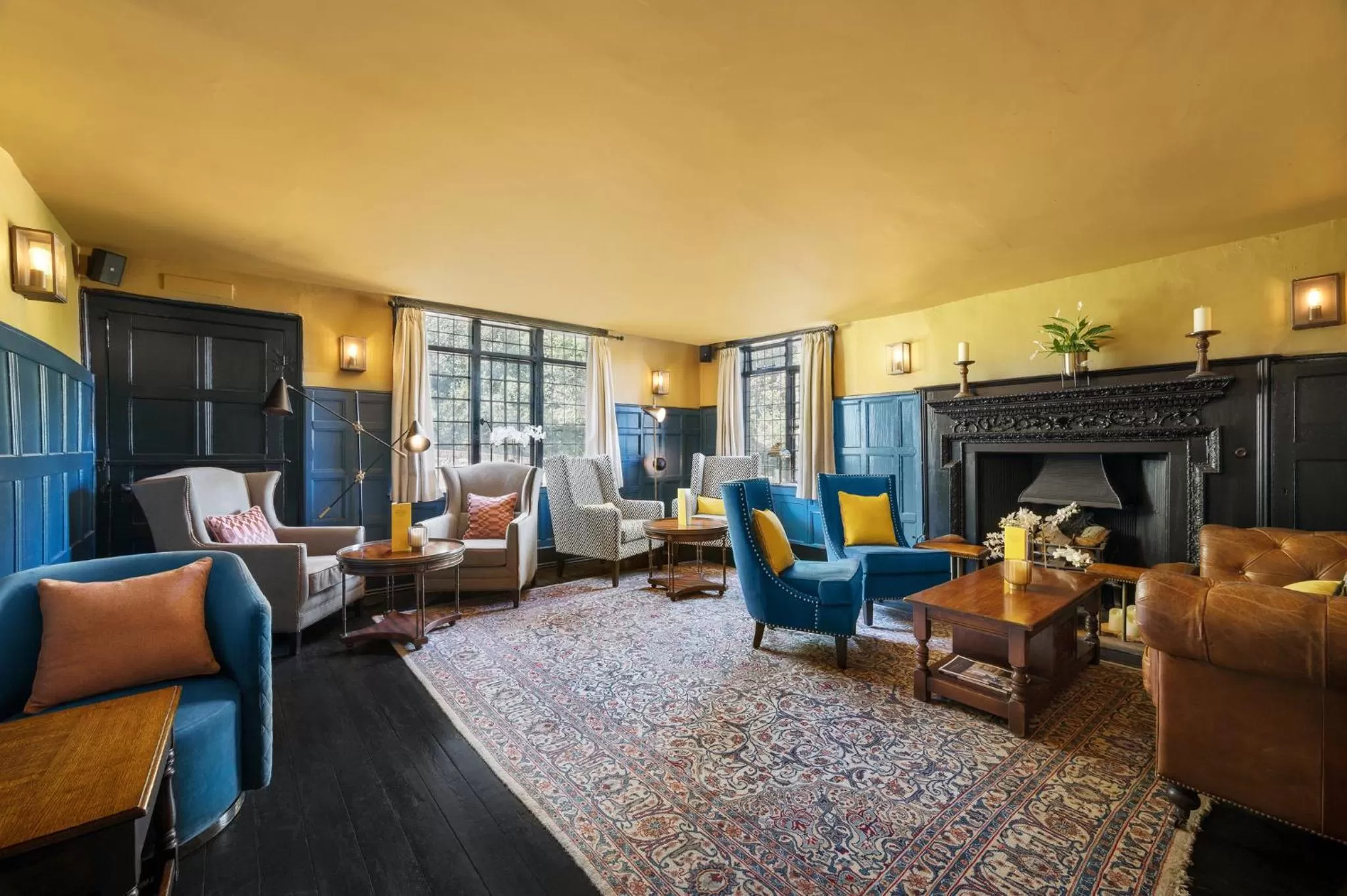 Lounge or bar in voco Lythe Hill Hotel & Spa by IHG