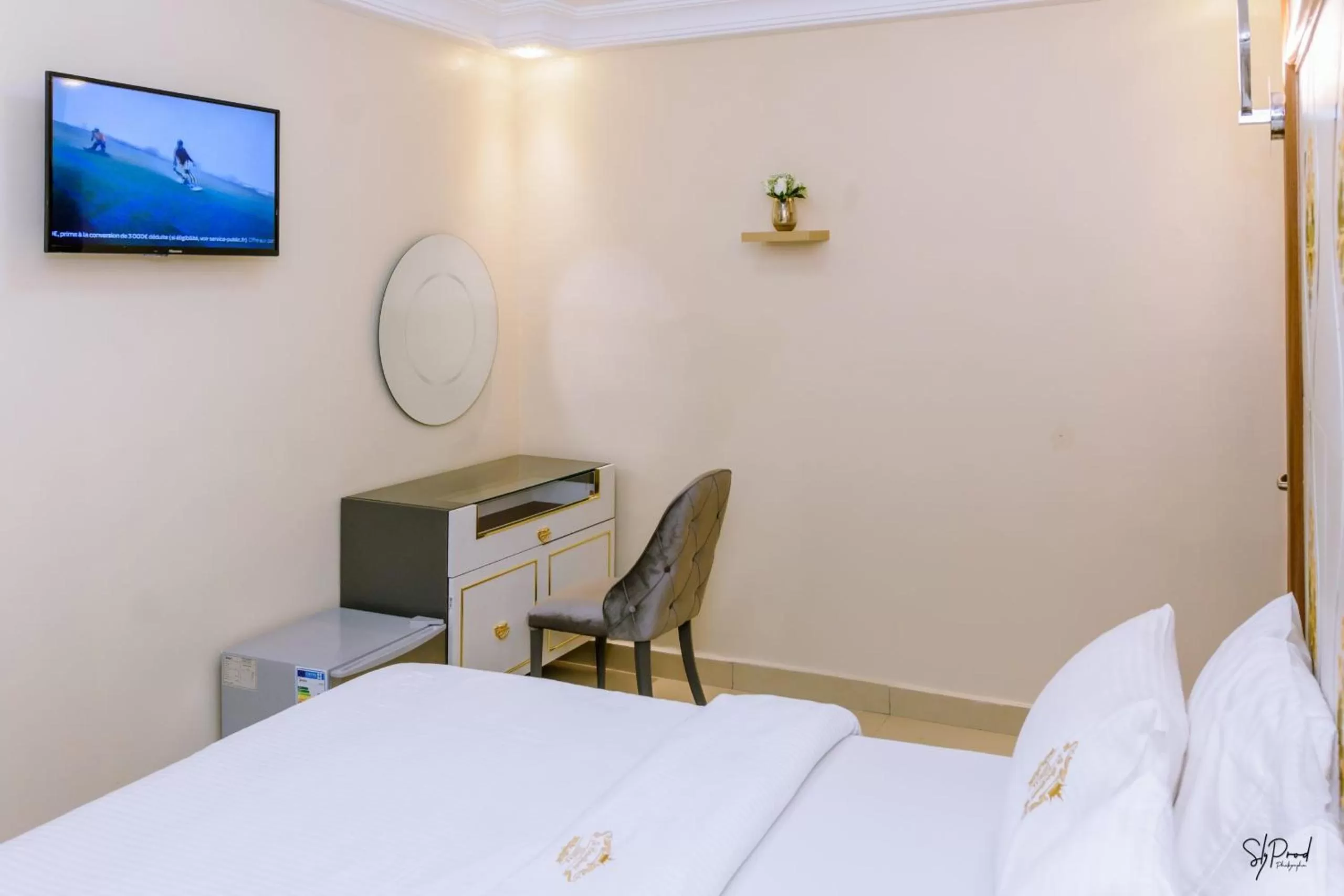 TV and multimedia, Bed in Hôtel La Principauté Douala Bonapriso