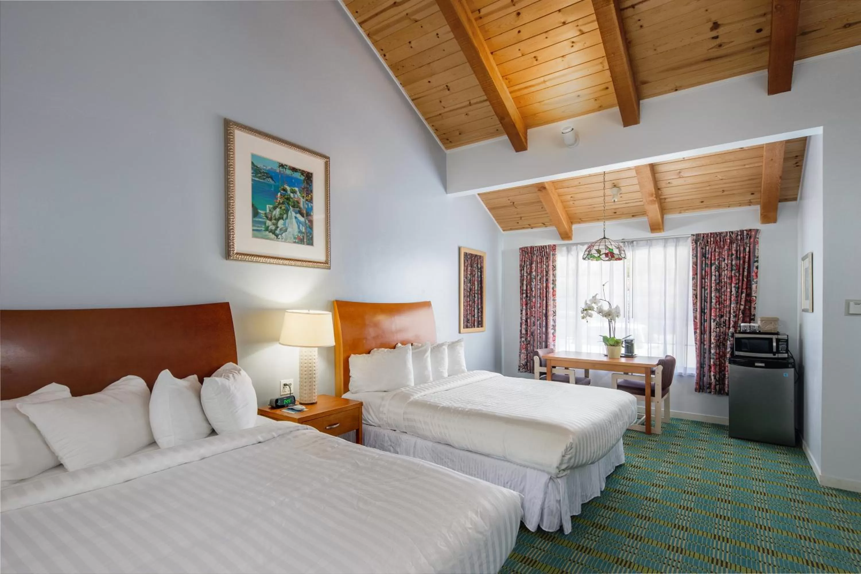 Seating area, Bed in Butterfly Grove Inn