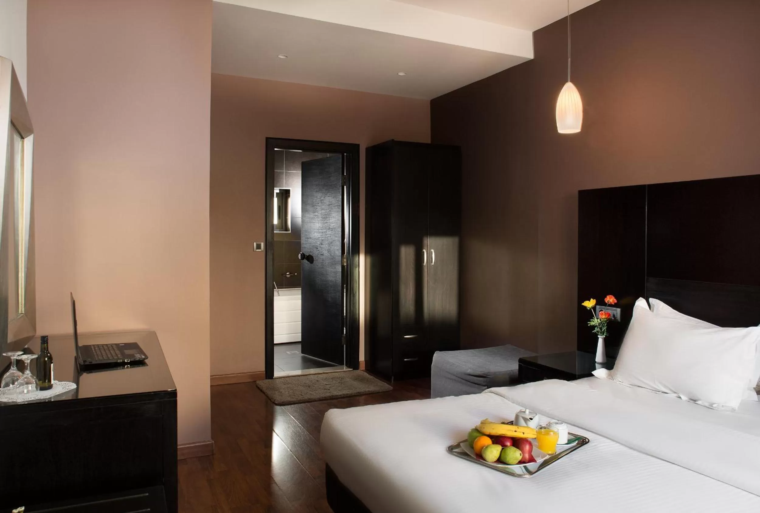 Photo of the whole room, Bed in Areos