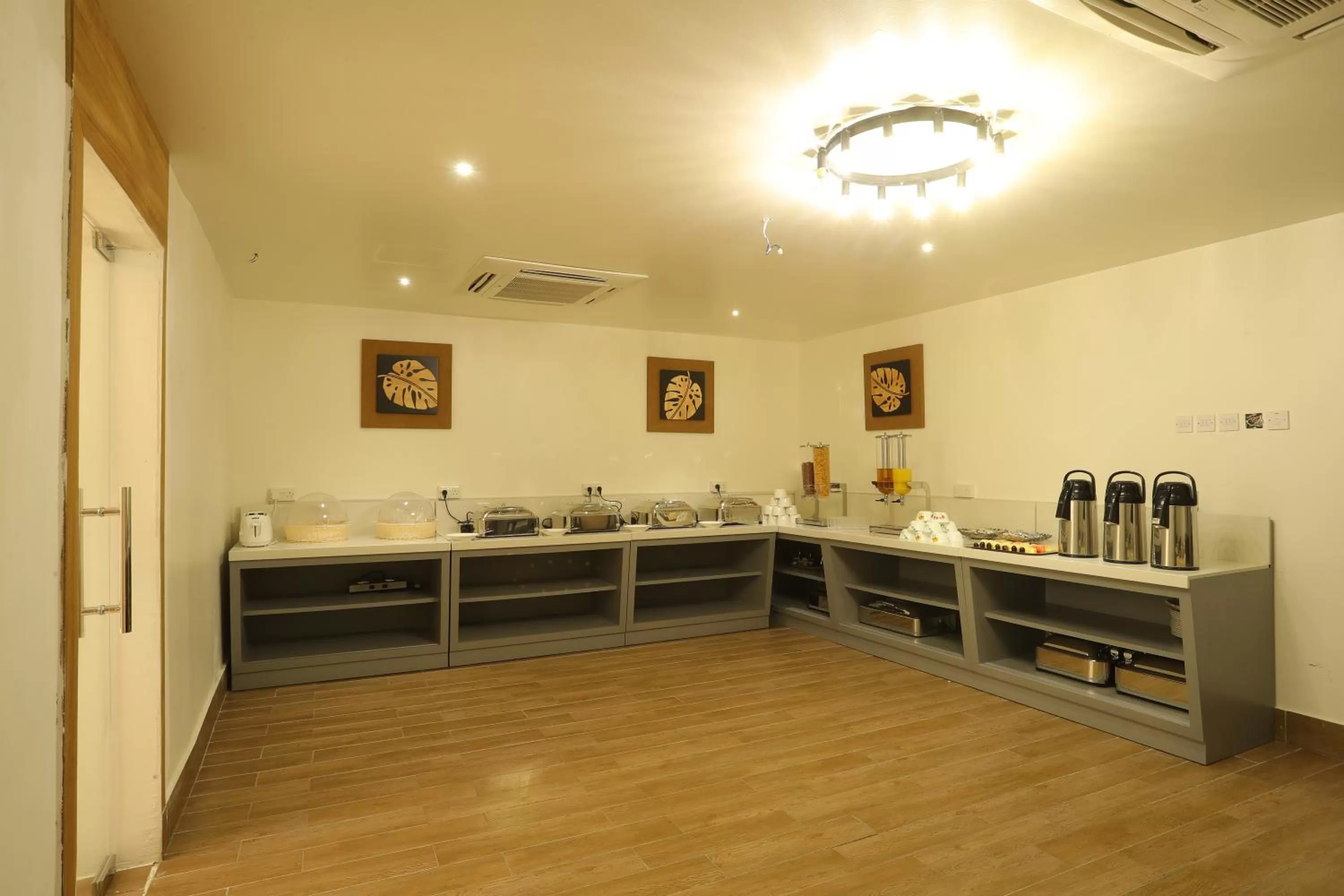 Restaurant/places to eat in Zaki Hotel Apartment