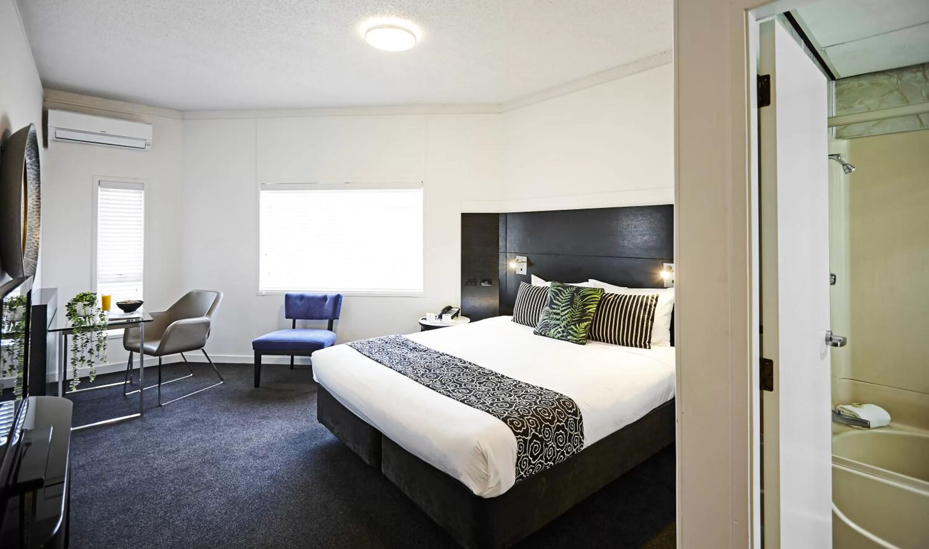 Photo of the whole room, Bed in Hotel Armitage and Conference Centre