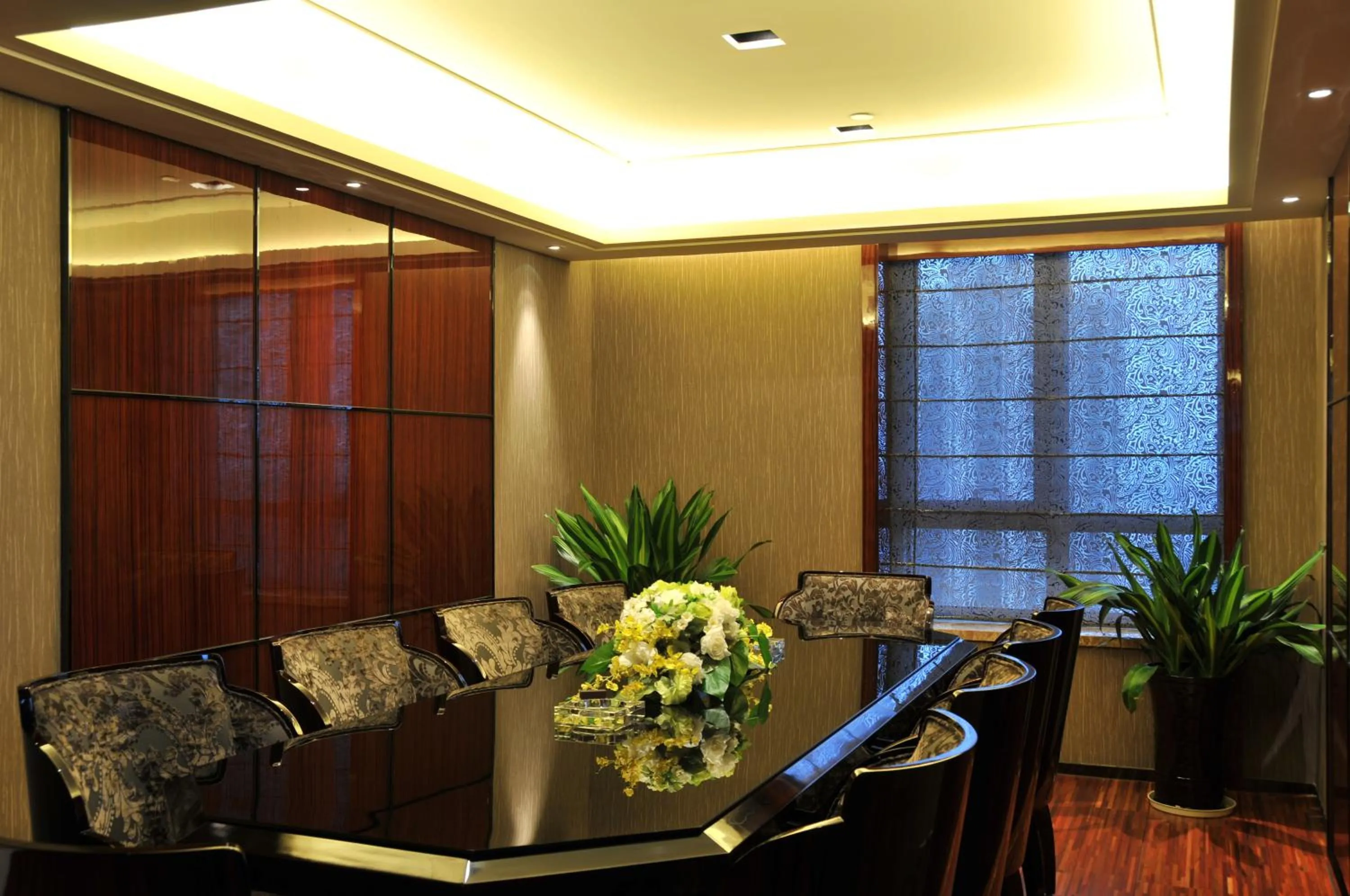 Business facilities in Wealthy All Suite Hotel Suzhou