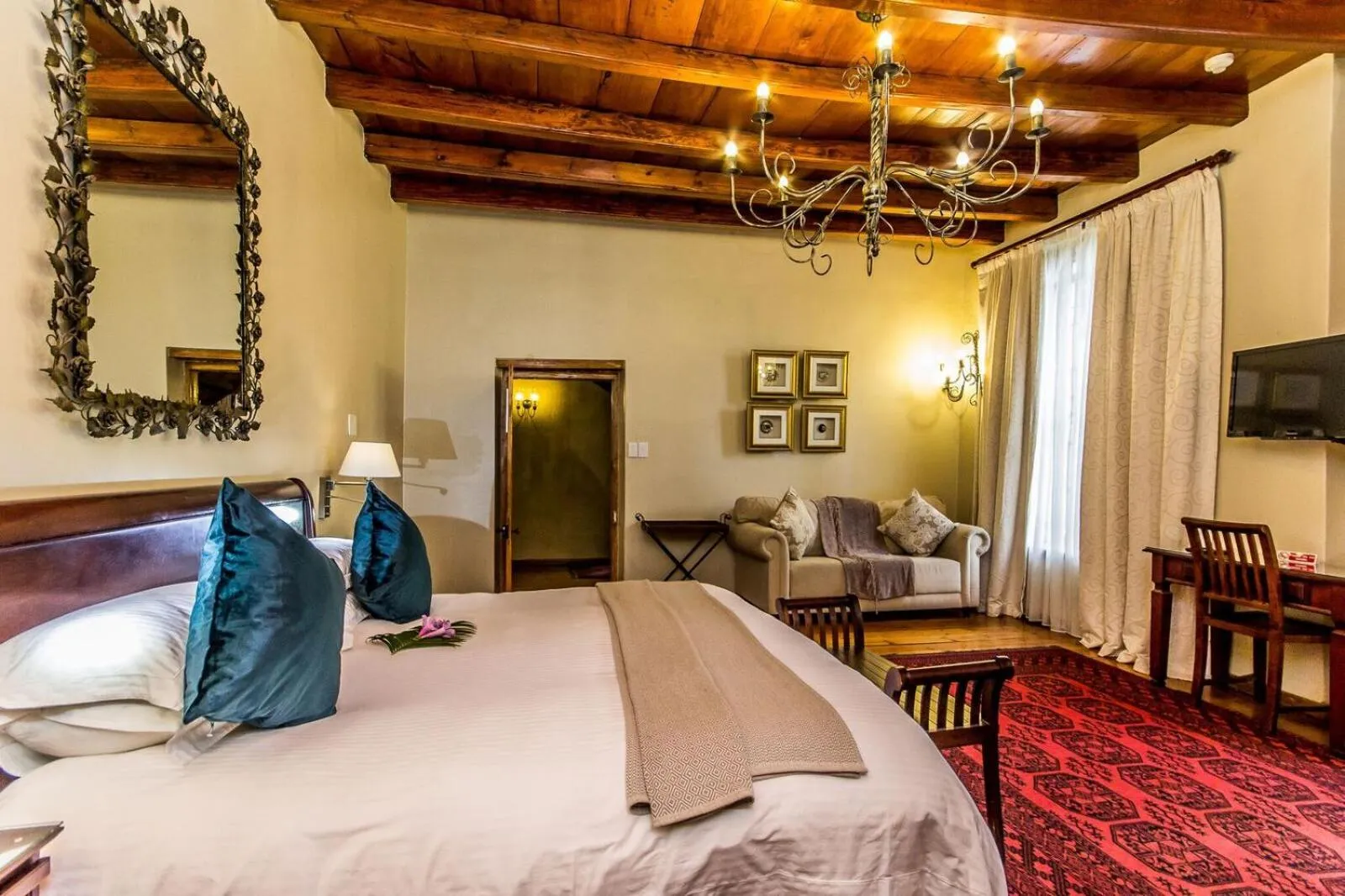 Bed in Lemoenkloof Boutique Hotel