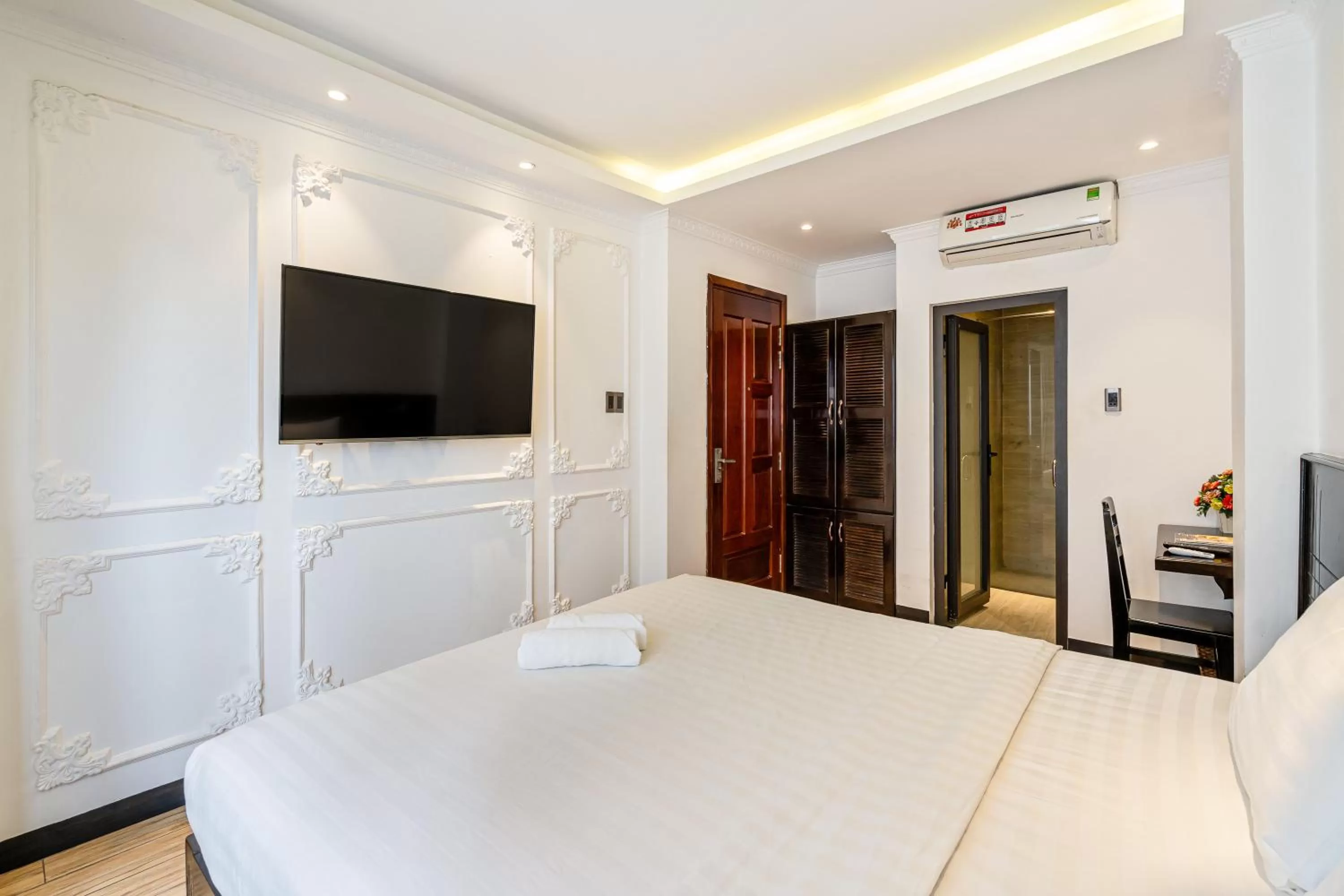 Communal lounge/ TV room, Bed in Lotus Laverne Hotel