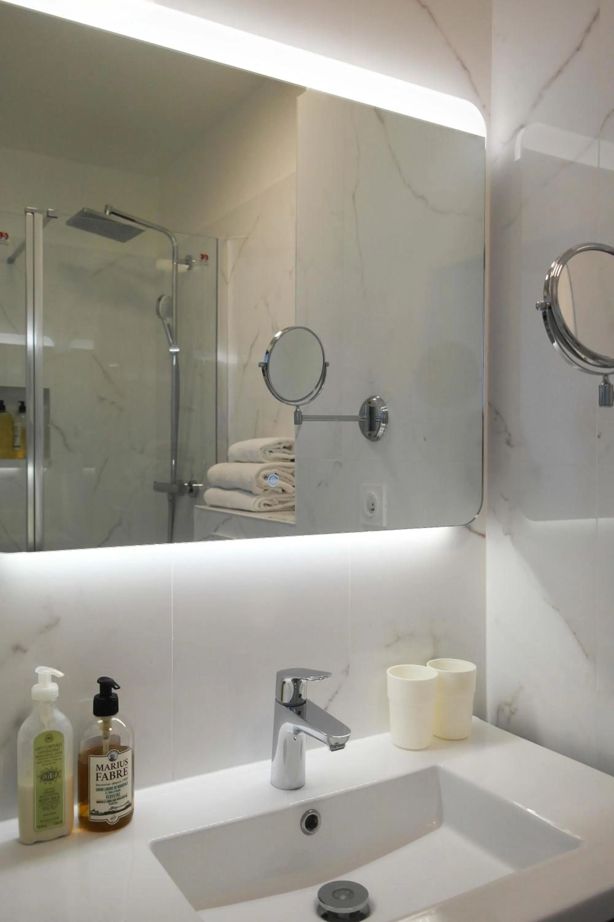 Shower in Hotel Belle-Vue Vieux-Port