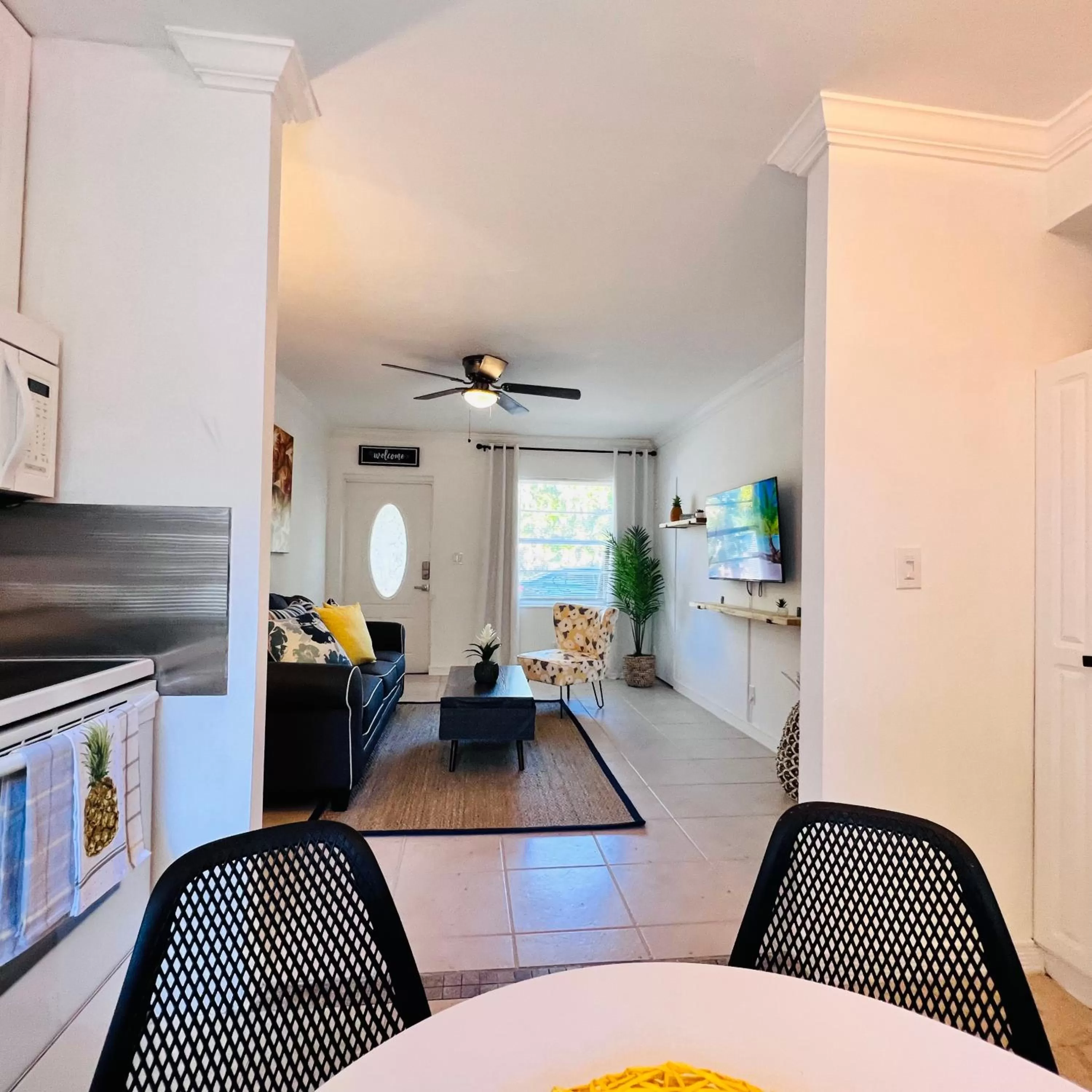 Seating area in CocoBay 2BR Condos Near Beach, Galleria Mall, Wilton Manors, Cruise Port