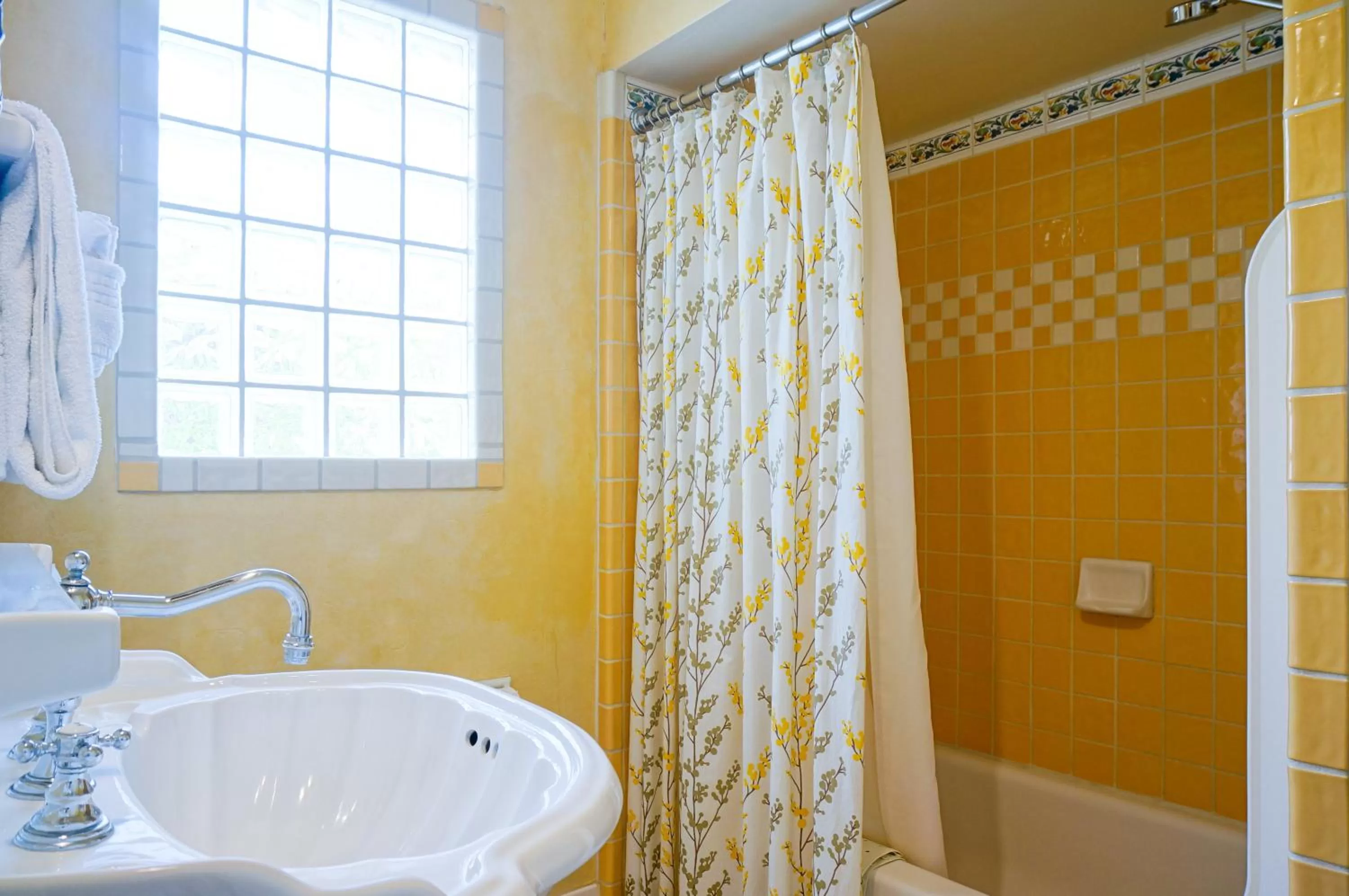 Bathroom in Harbor House Inn