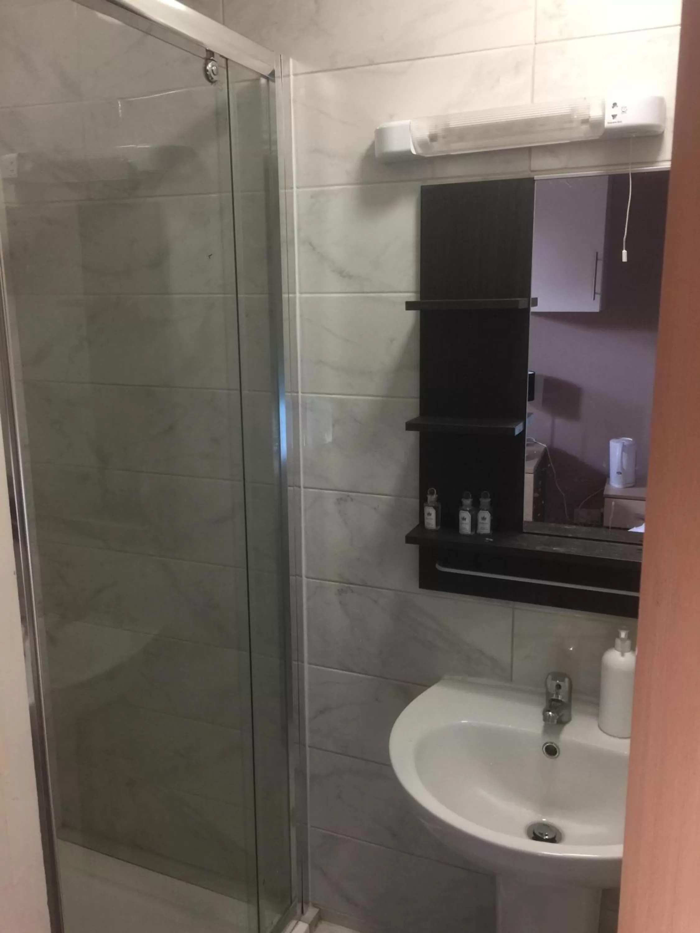 Bathroom in Pacific Inn London Heathrow