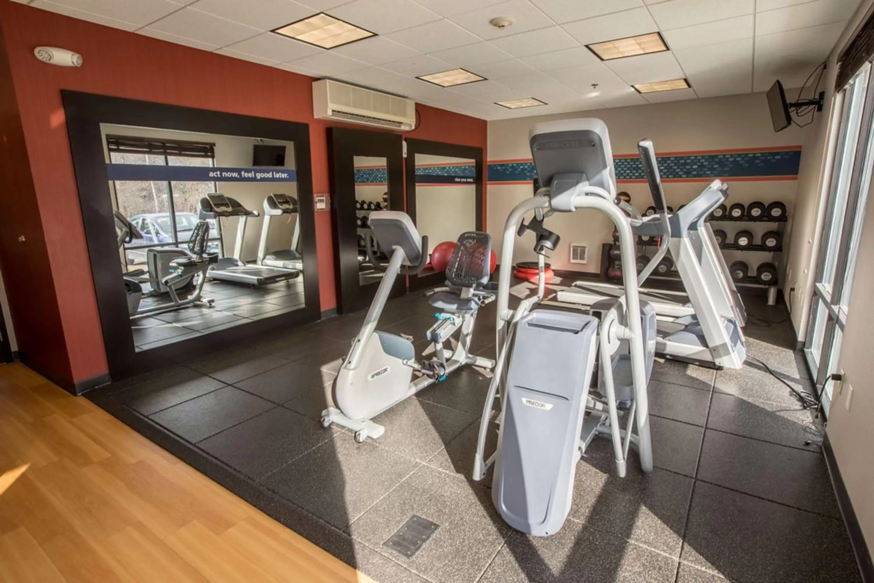 Fitness centre/facilities in Hampton Inn & Suites Tilton