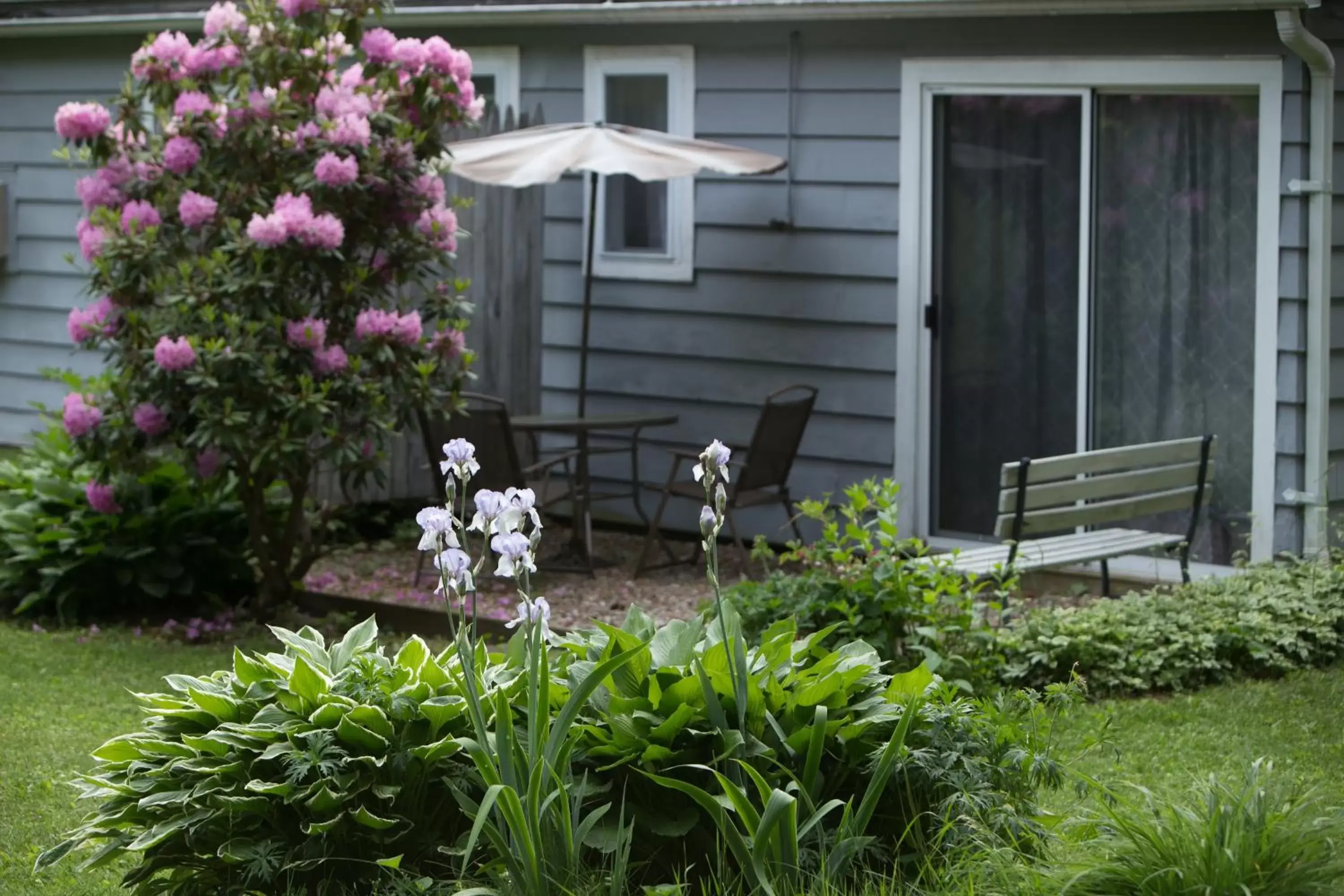 Queen Room with Garden View in Governor's Rock Motel Queen Room with Garden View in Governor's Rock Motel